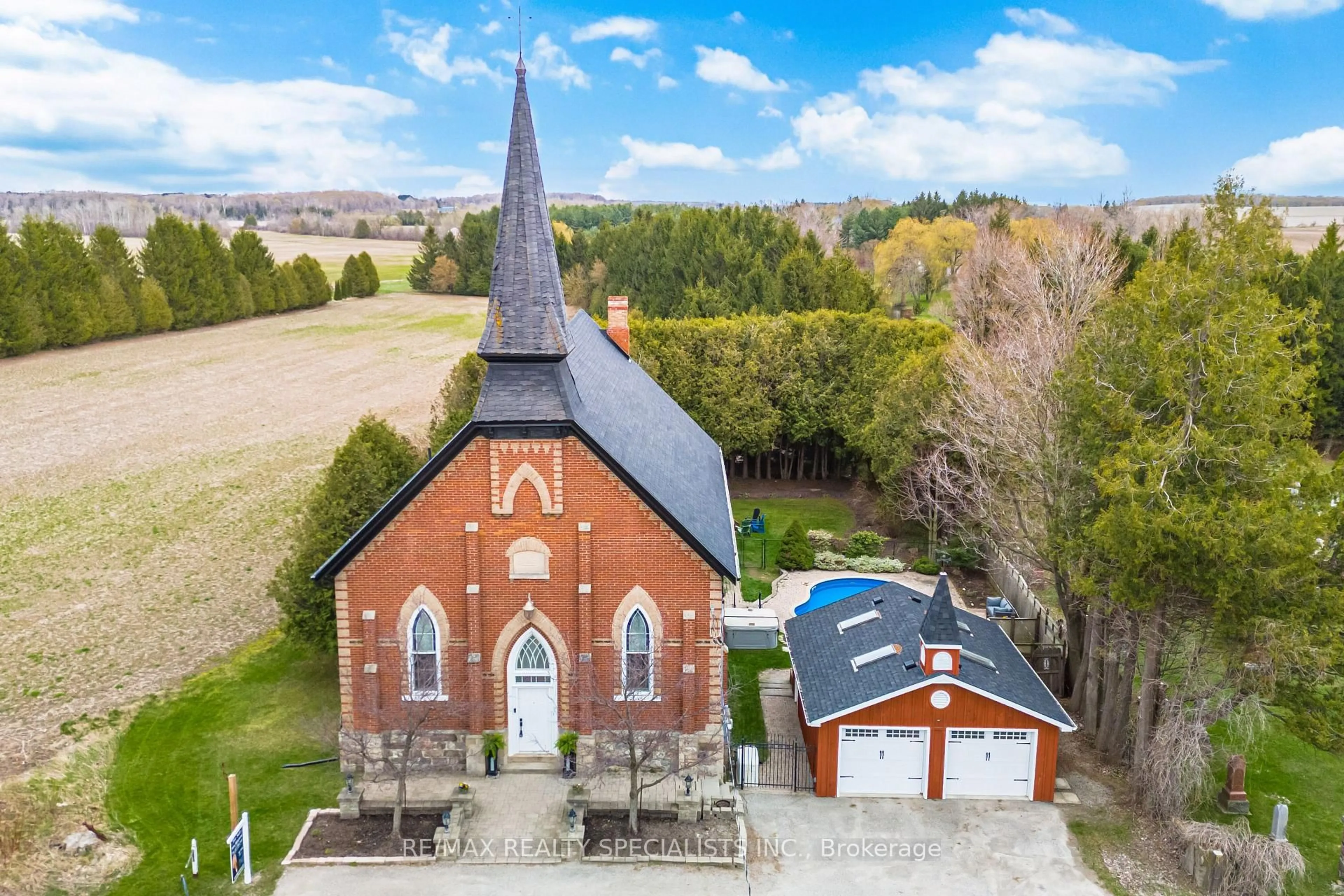 A pic from outside/outdoor area/front of a property/back of a property/a pic from drone, building for 62280 County Road 3 Rd, East Garafraxa Ontario L9W 7H9