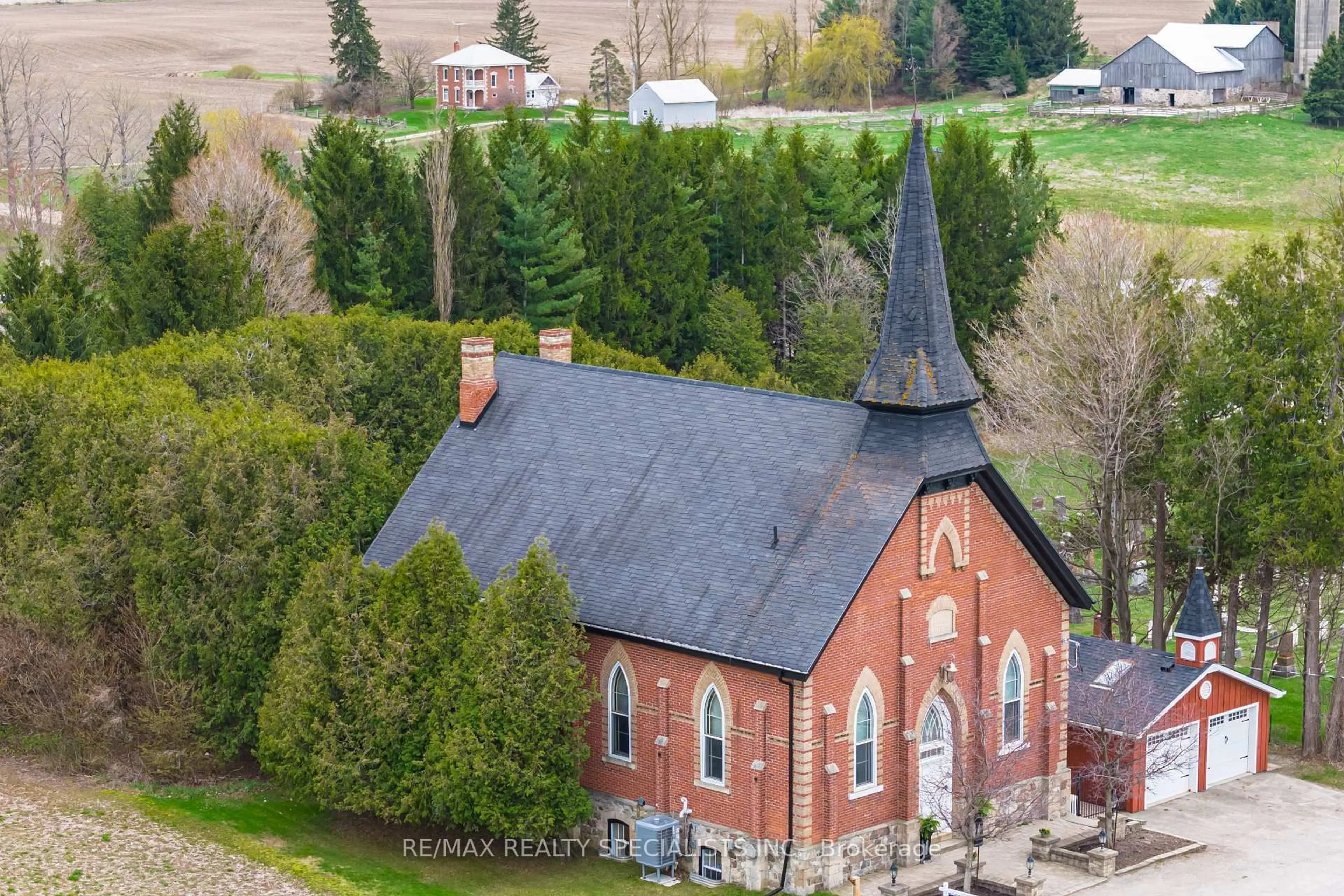 A pic from outside/outdoor area/front of a property/back of a property/a pic from drone, building for 62280 County Road 3 Rd, East Garafraxa Ontario L9W 7H9