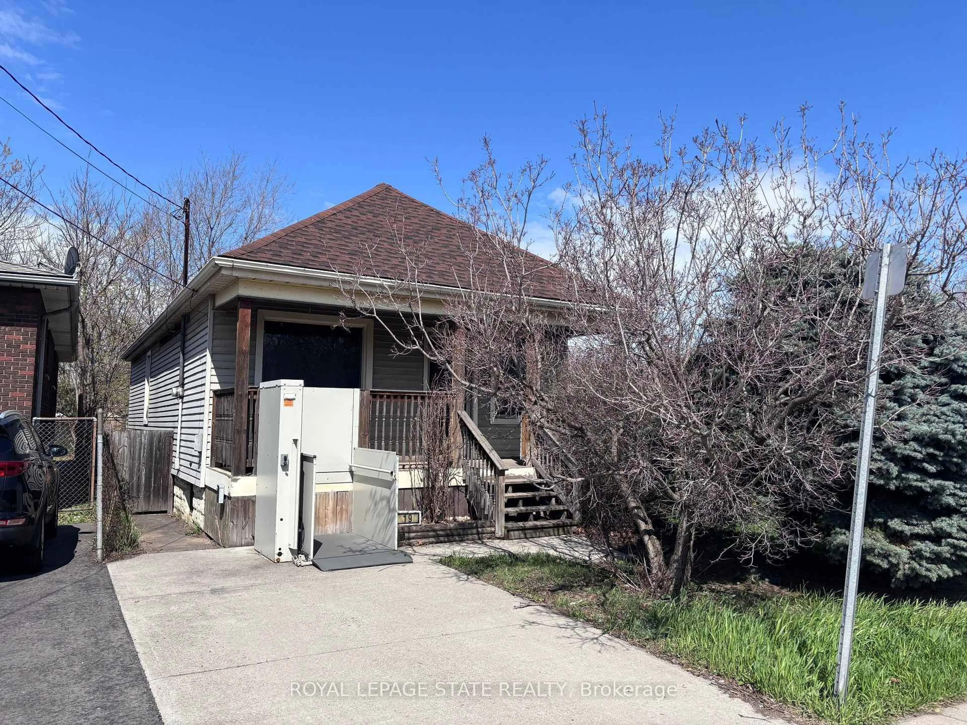 A pic from outside/outdoor area/front of a property/back of a property/a pic from drone, street for 19 Benson Ave, Hamilton Ontario L8H 3M8