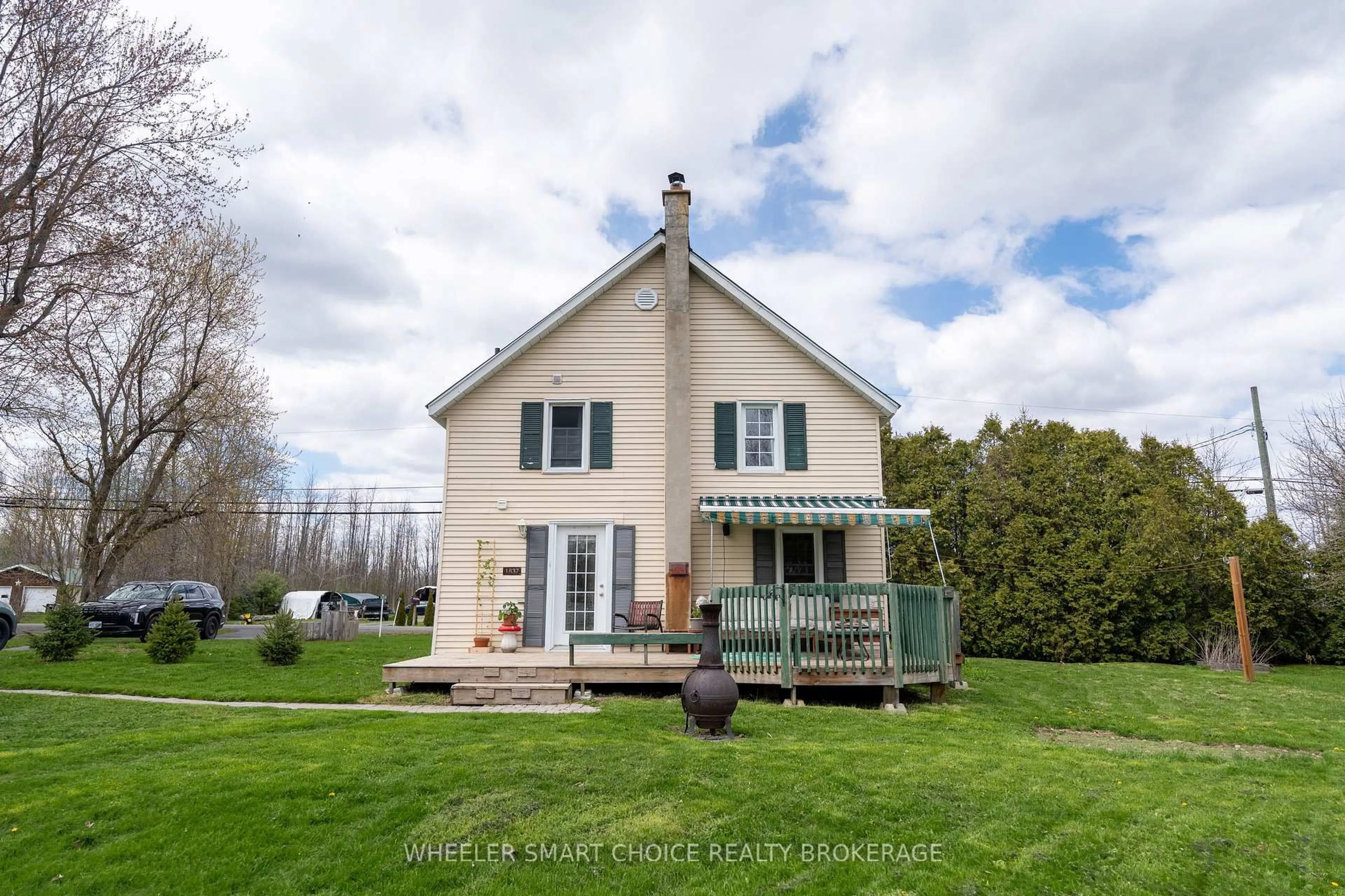 A pic from outside/outdoor area/front of a property/back of a property/a pic from drone, unknown for 15338 Colonial Dr, South Stormont Ontario K0C 1M0