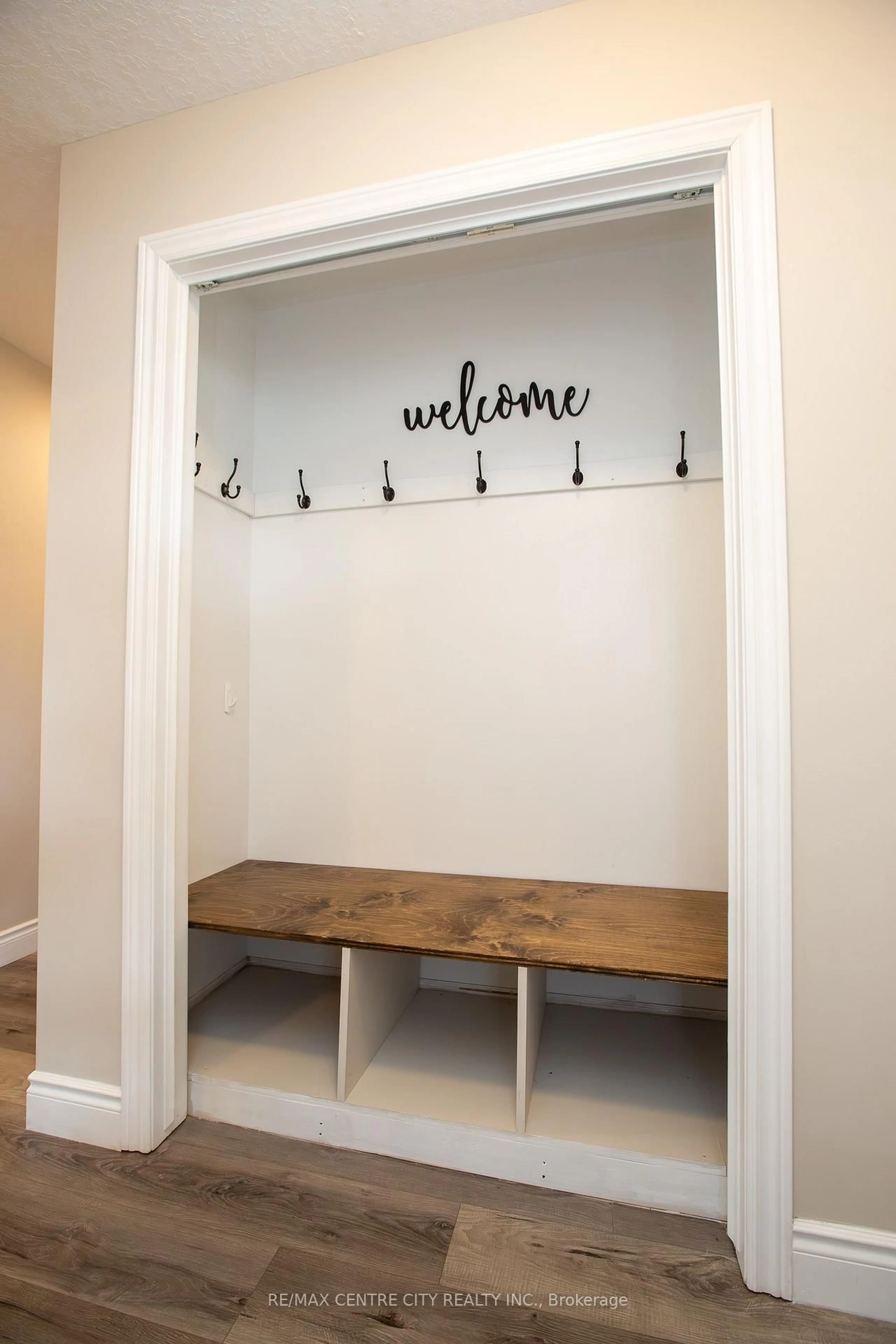 Indoor entryway for 1021 South Wenige Dr, London North Ontario N5X 4G4