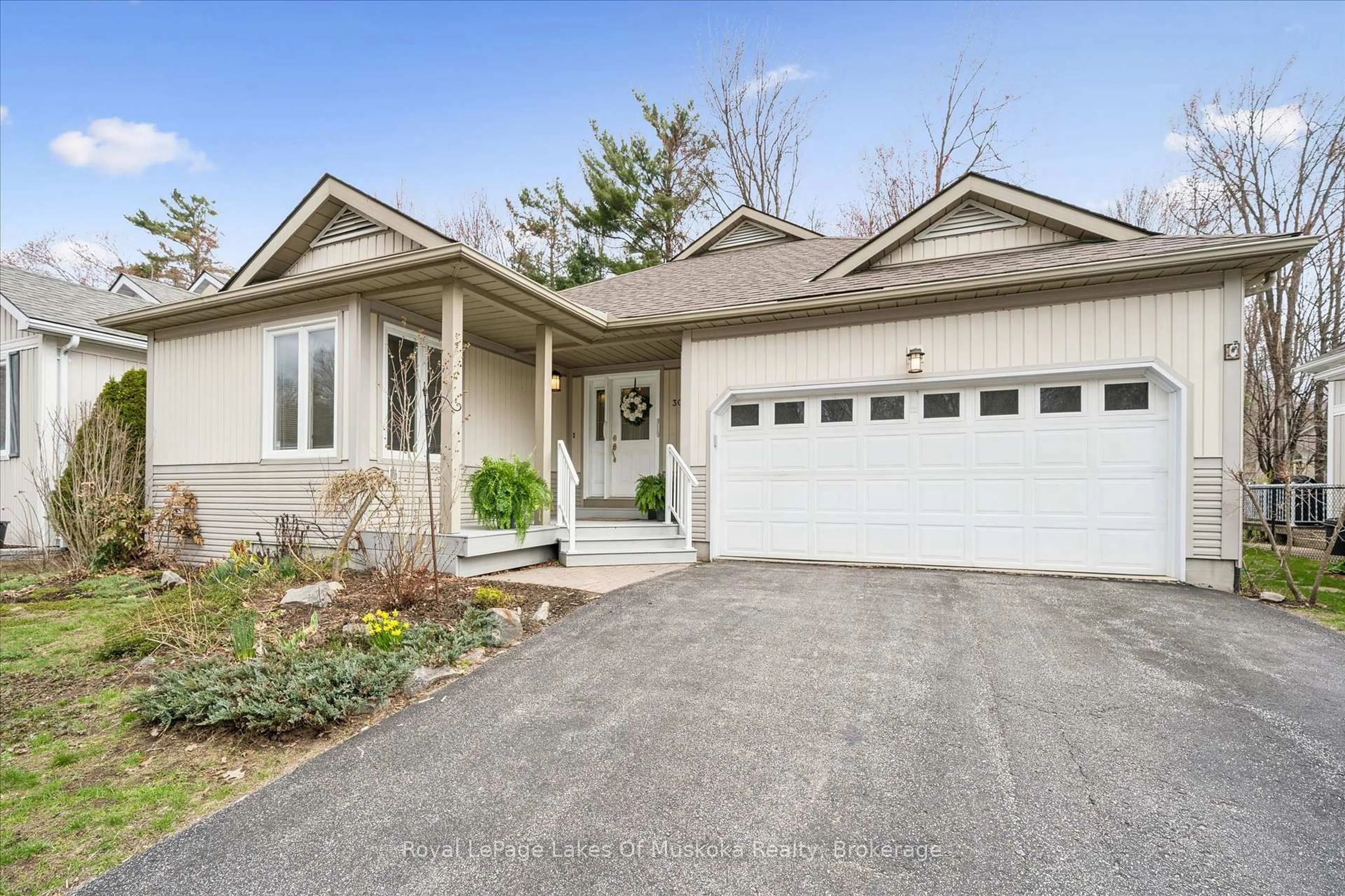 Home with vinyl exterior material, street for 30 Woodmans Chart, Gravenhurst Ontario P1P 1Y4