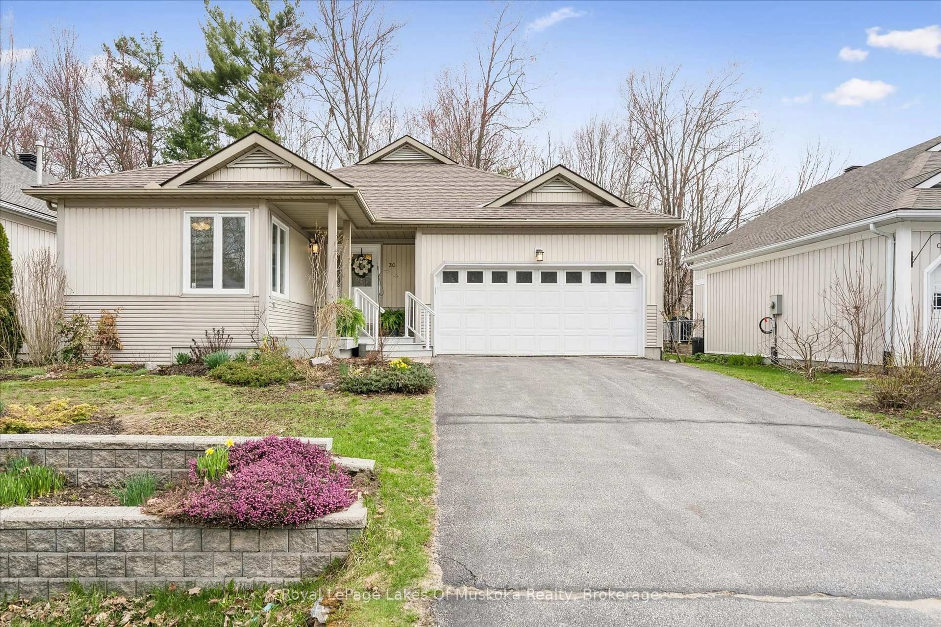 Home with vinyl exterior material, street for 30 Woodmans Chart, Gravenhurst Ontario P1P 1Y4