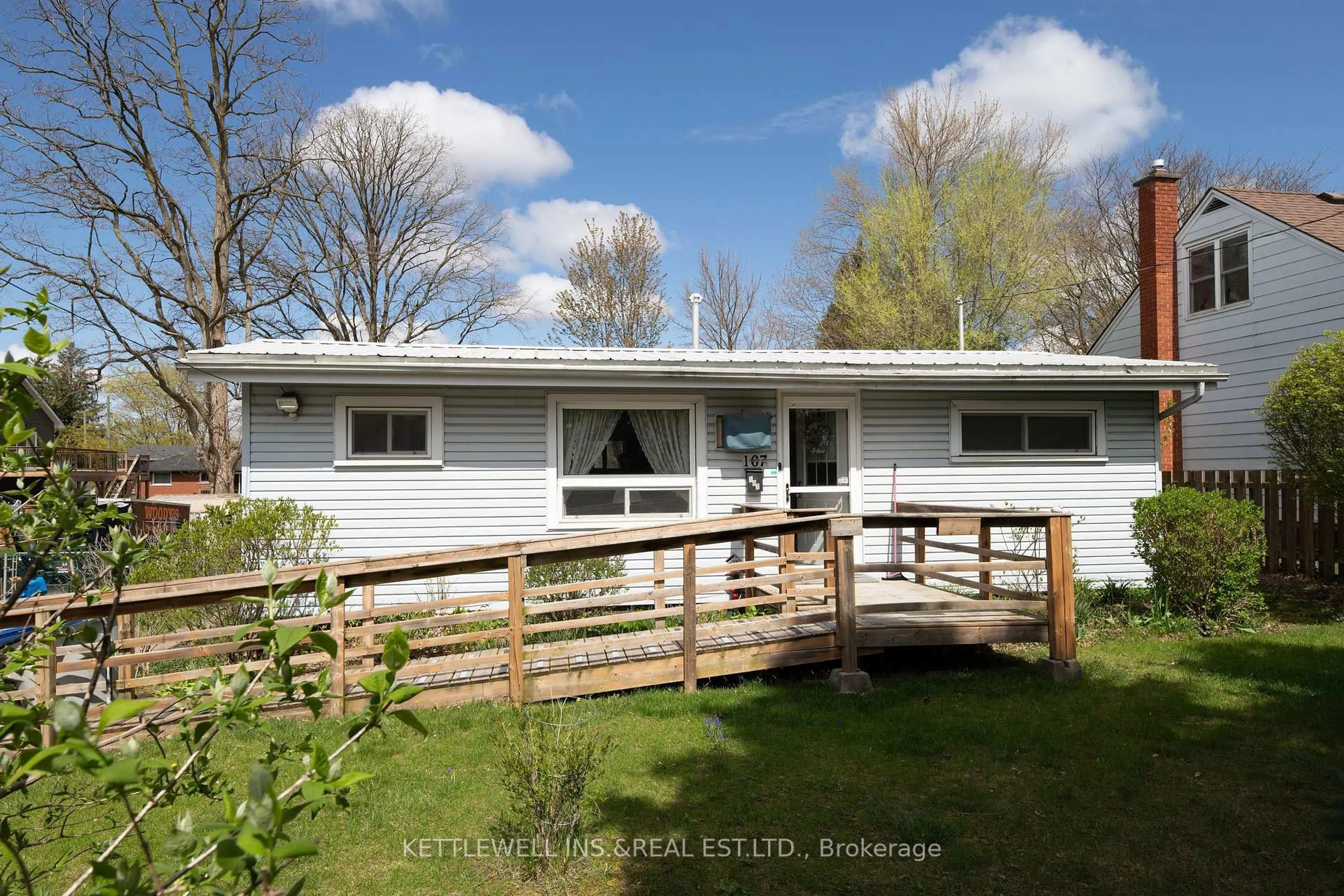 Home with vinyl exterior material, unknown for 167 Burns St, Strathroy-Caradoc Ontario N7G 1E7