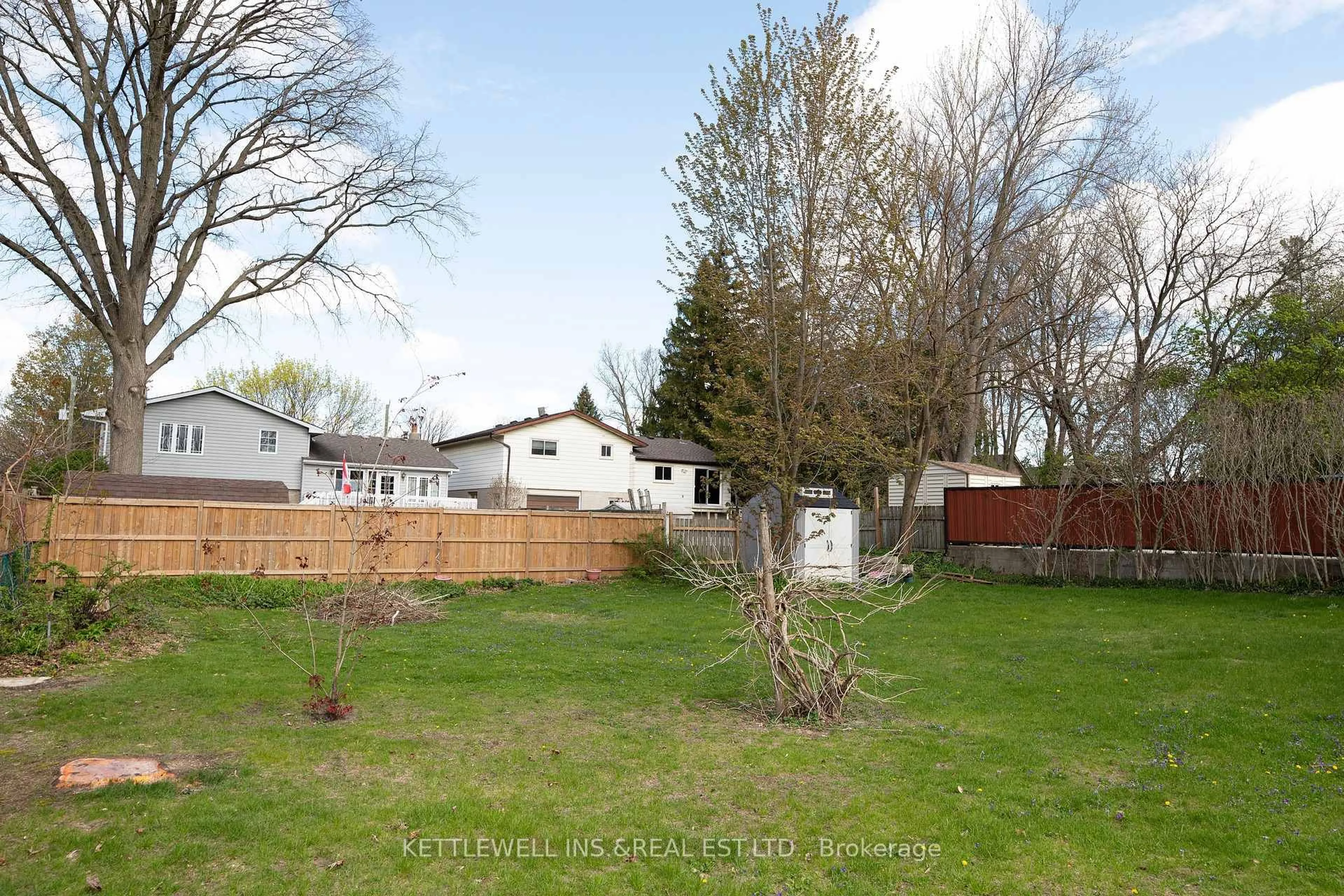 A pic from outside/outdoor area/front of a property/back of a property/a pic from drone, unknown for 167 Burns St, Strathroy-Caradoc Ontario N7G 1E7