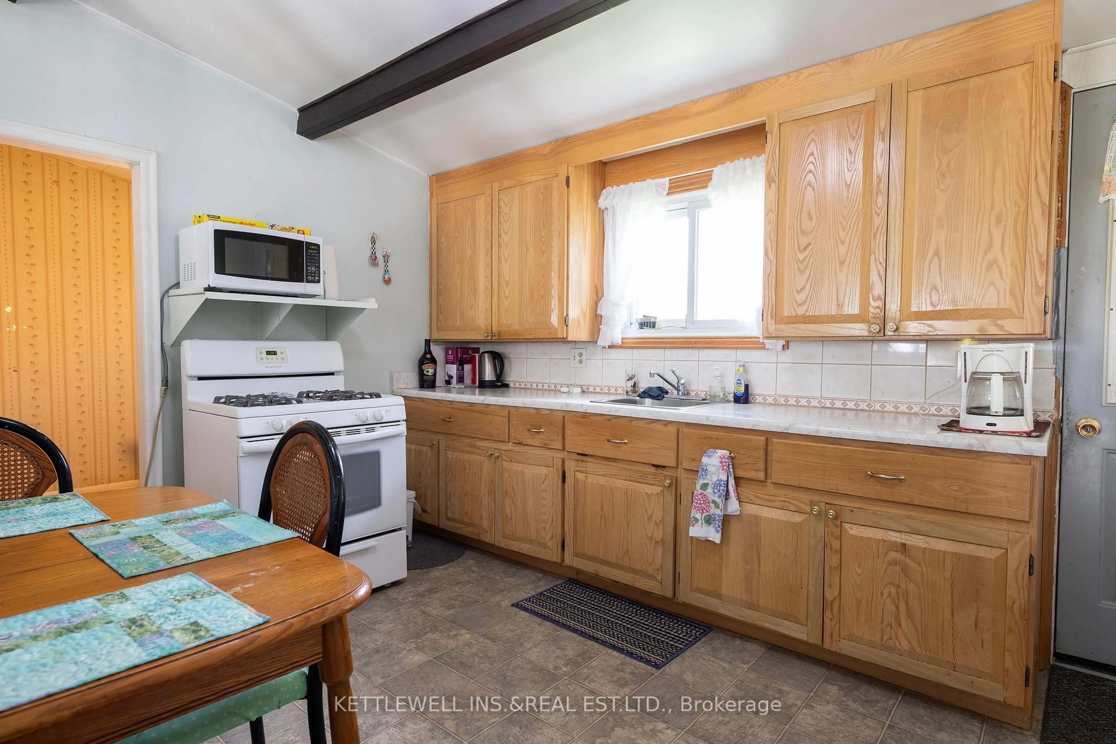 Standard kitchen, unknown for 167 Burns St, Strathroy-Caradoc Ontario N7G 1E7