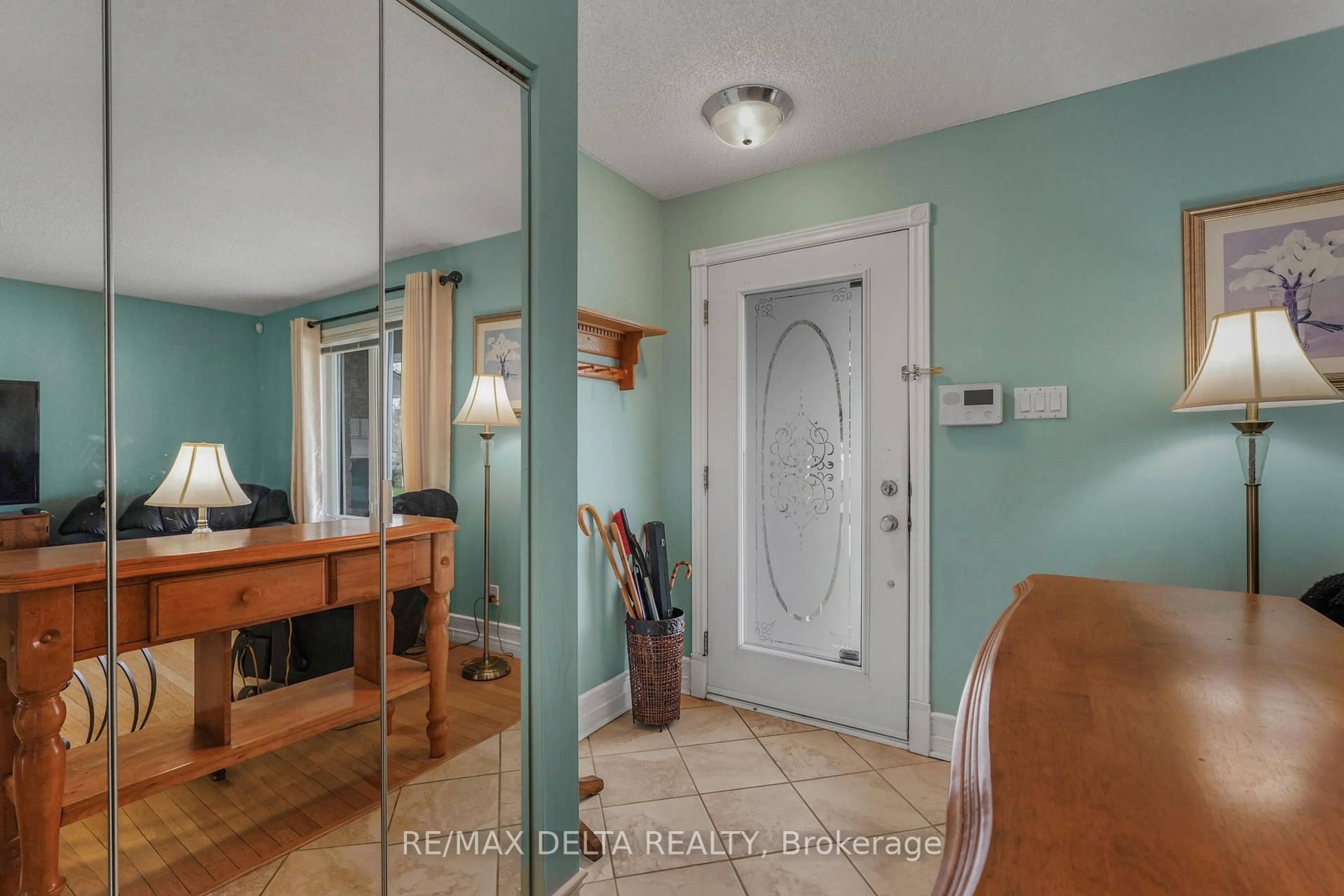 Indoor entryway for 2807 Leonard St, Clarence-Rockland Ontario K4K 1A4