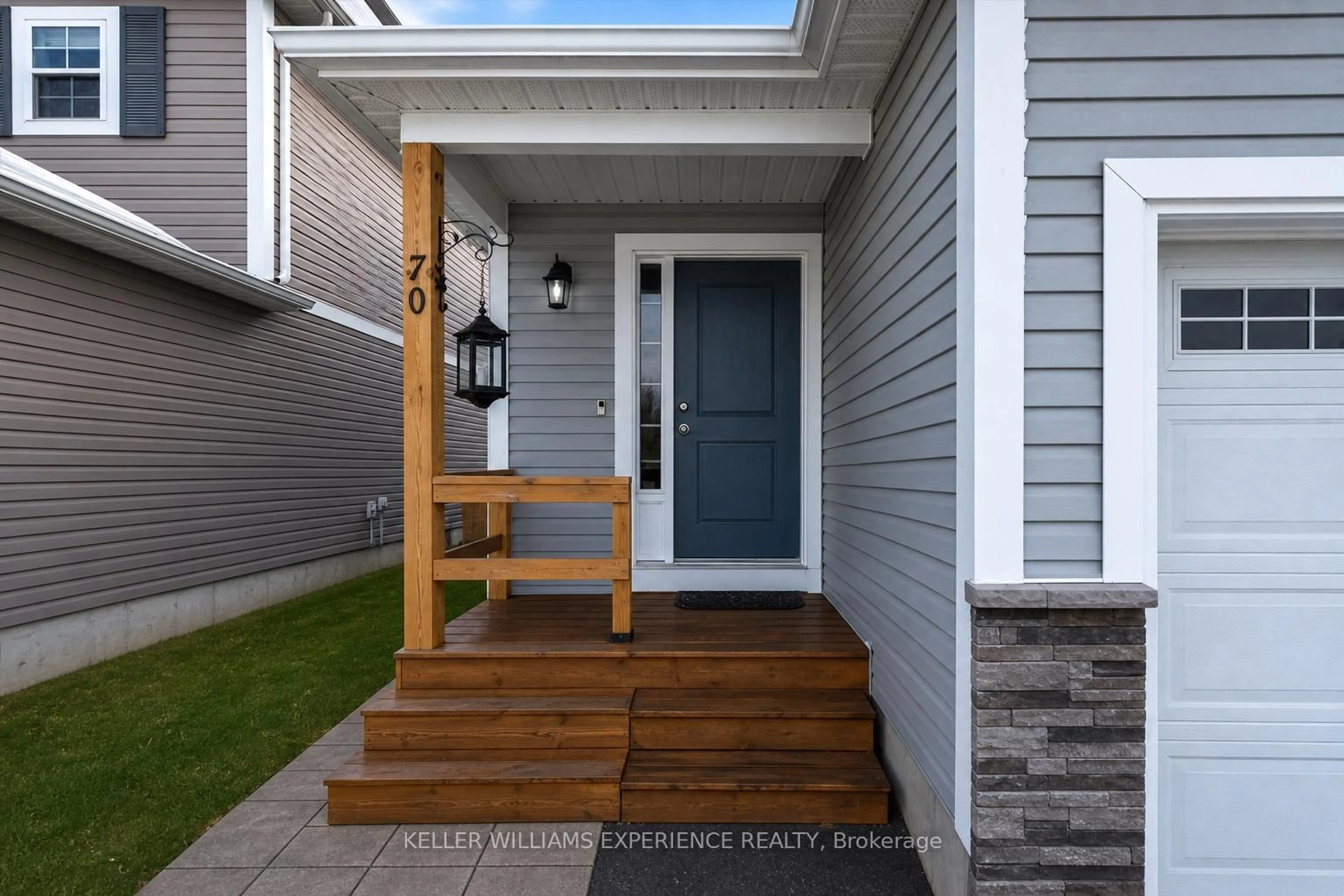Indoor entryway for 70 FIELDSTREAM Chse, Bracebridge Ontario P1L 0A7