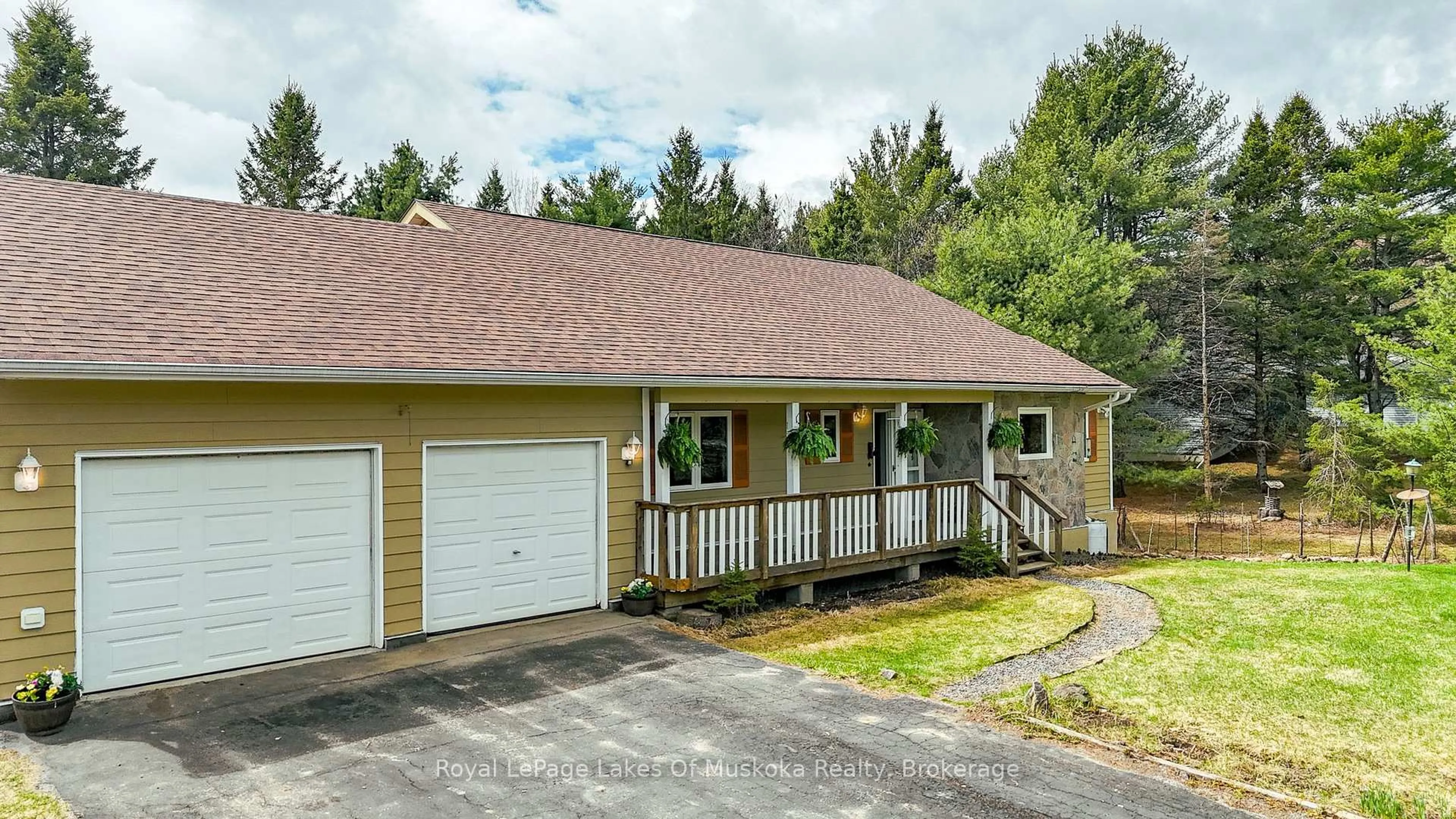 A pic from outside/outdoor area/front of a property/back of a property/a pic from drone, street for 19 Glencairn Cres, Huntsville Ontario P1H 2J4