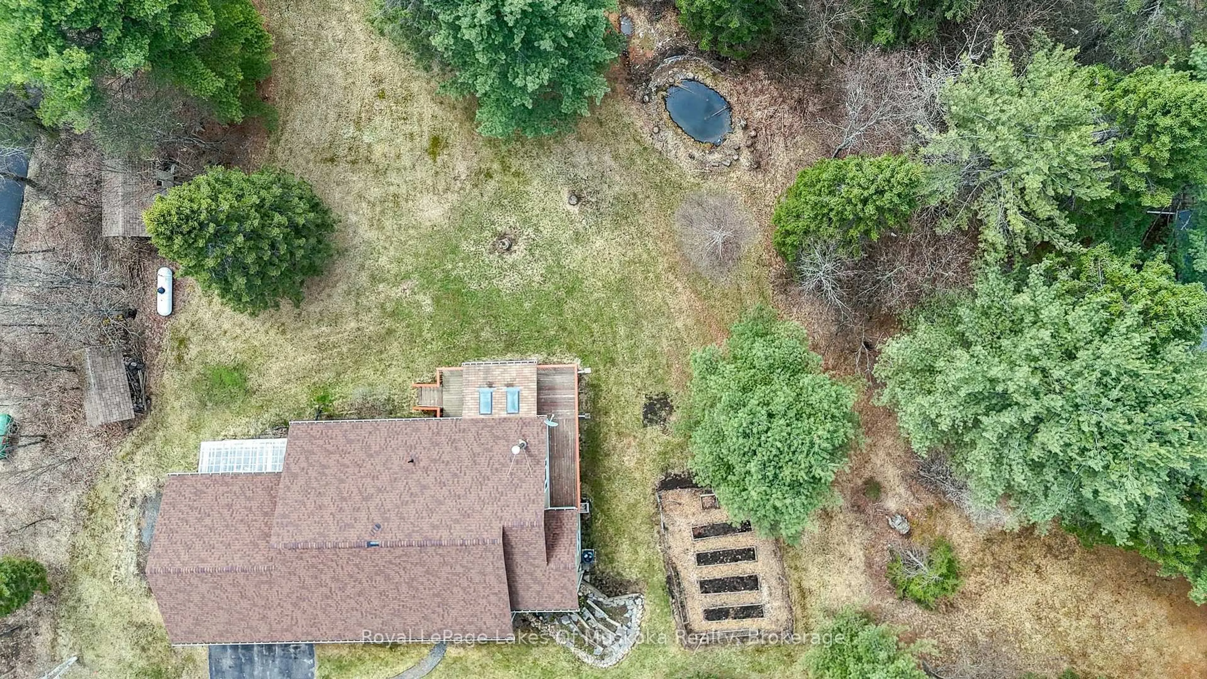 A pic from outside/outdoor area/front of a property/back of a property/a pic from drone, unknown for 19 Glencairn Cres, Huntsville Ontario P1H 2J4
