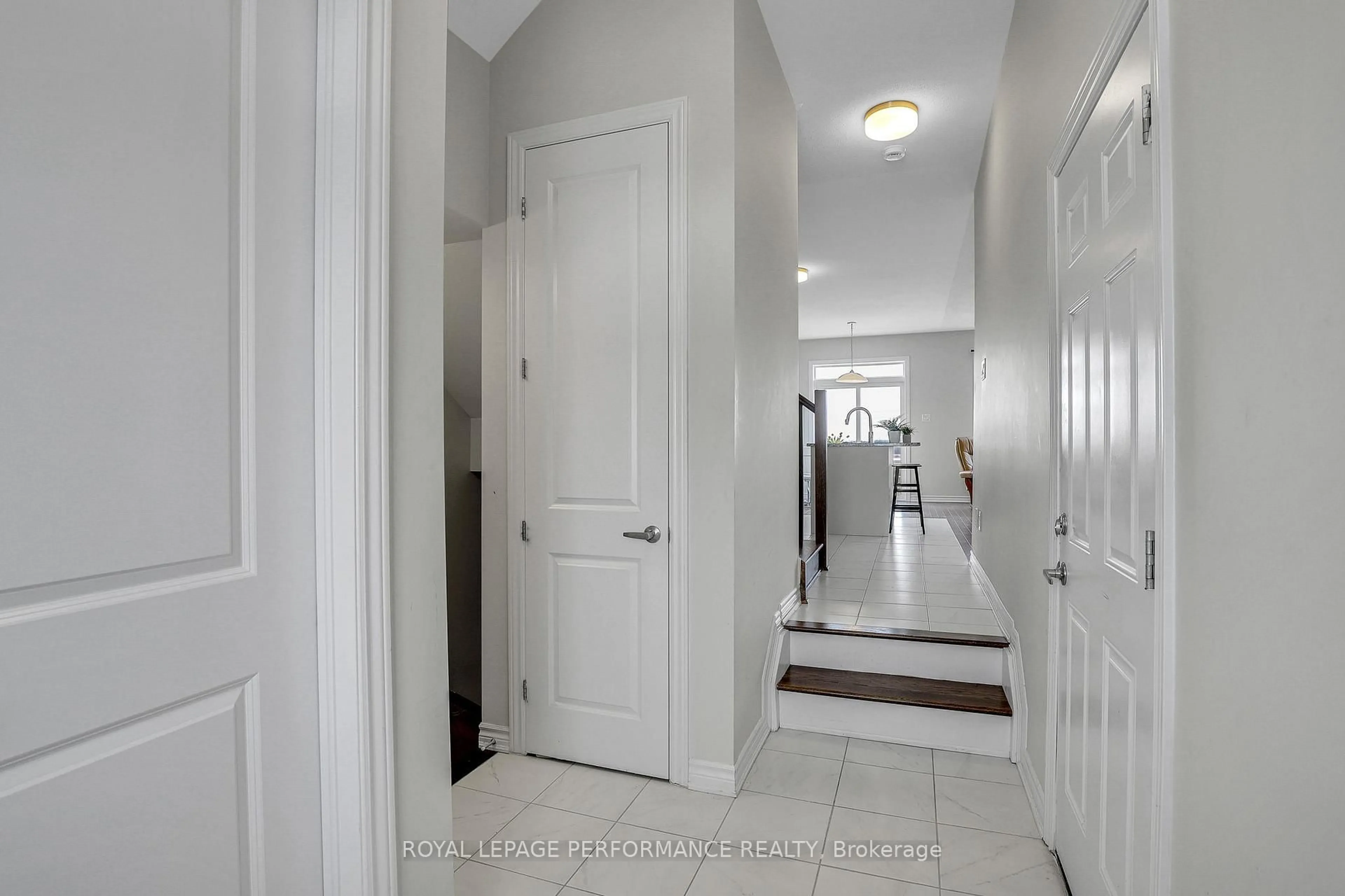 Indoor entryway for 110 Main Halyard Lane, Ottawa Ontario K2J 7B6