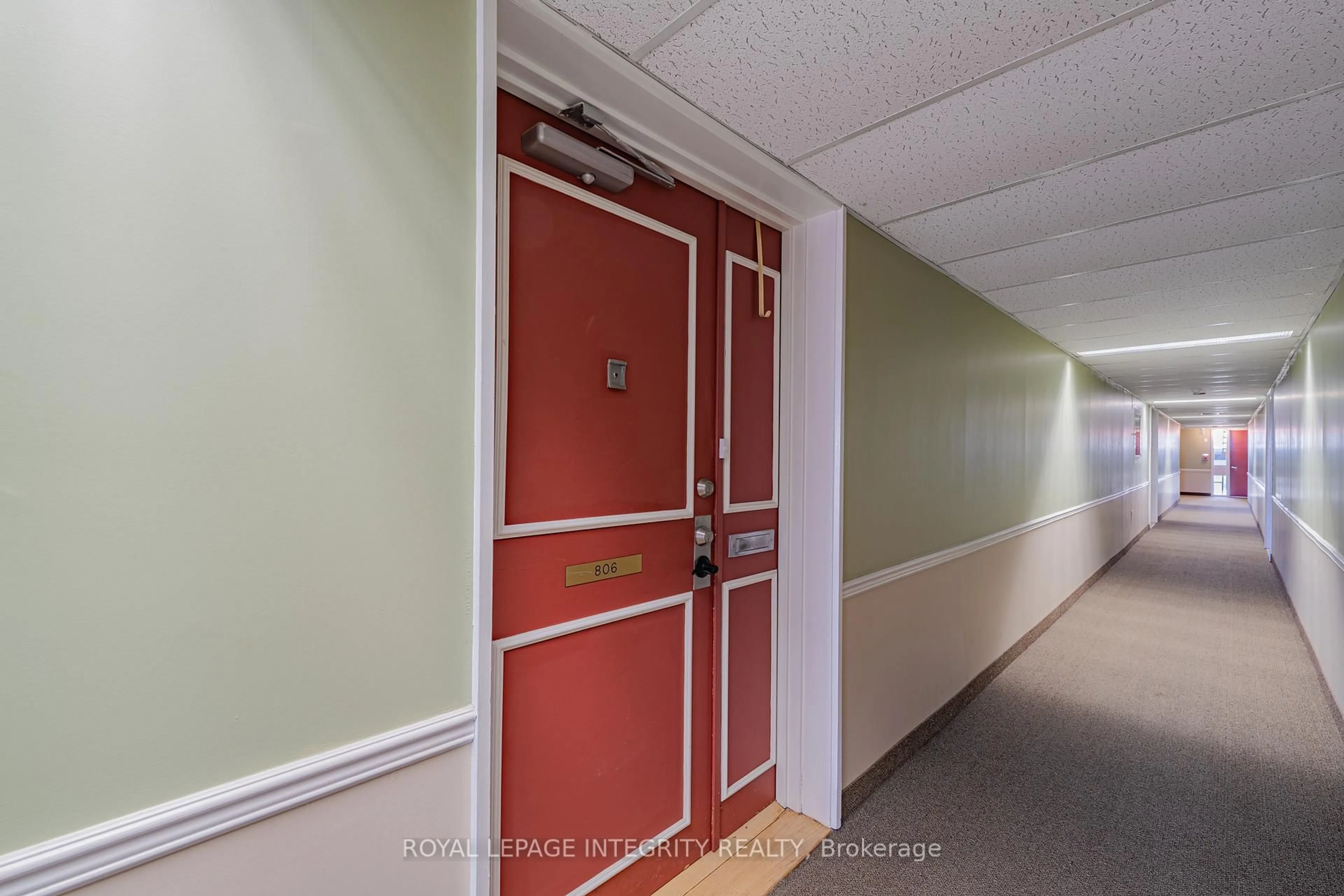 Indoor foyer for 1356 Meadowlands Dr #806, Ottawa Ontario K2E 6K6