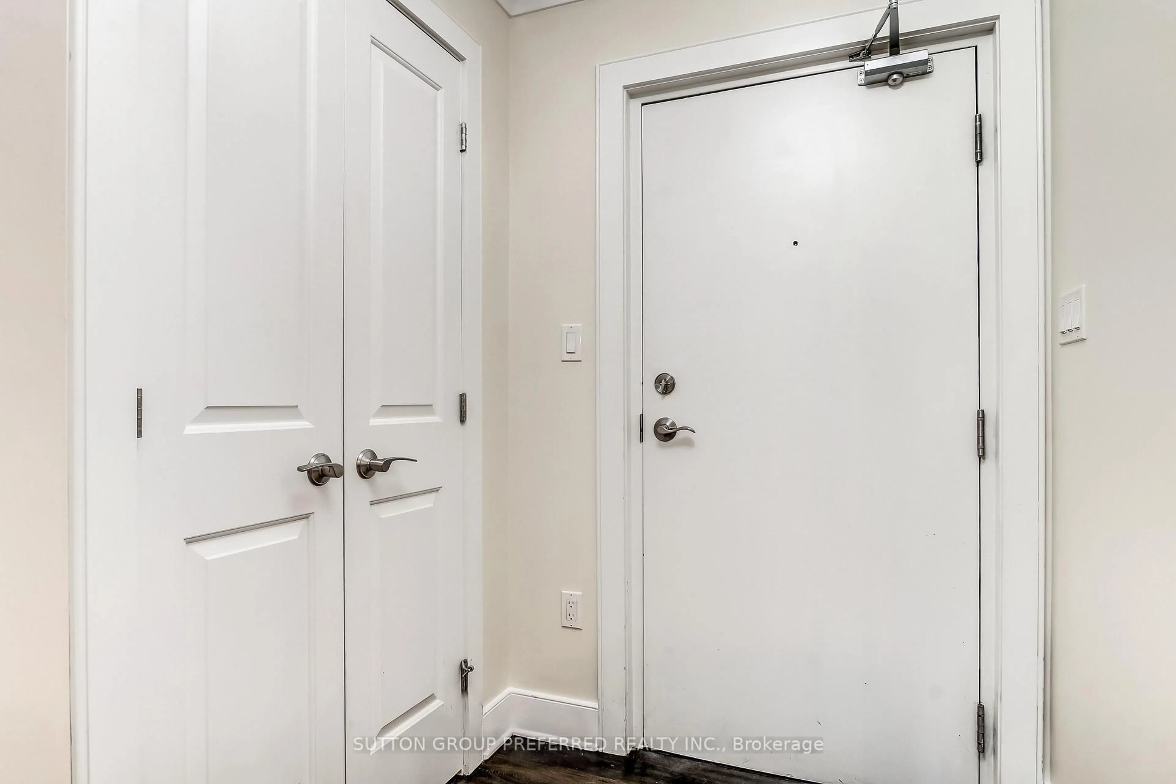 Indoor entryway for 320 Sugarcreek Tr #211, London North Ontario N6H 2M6