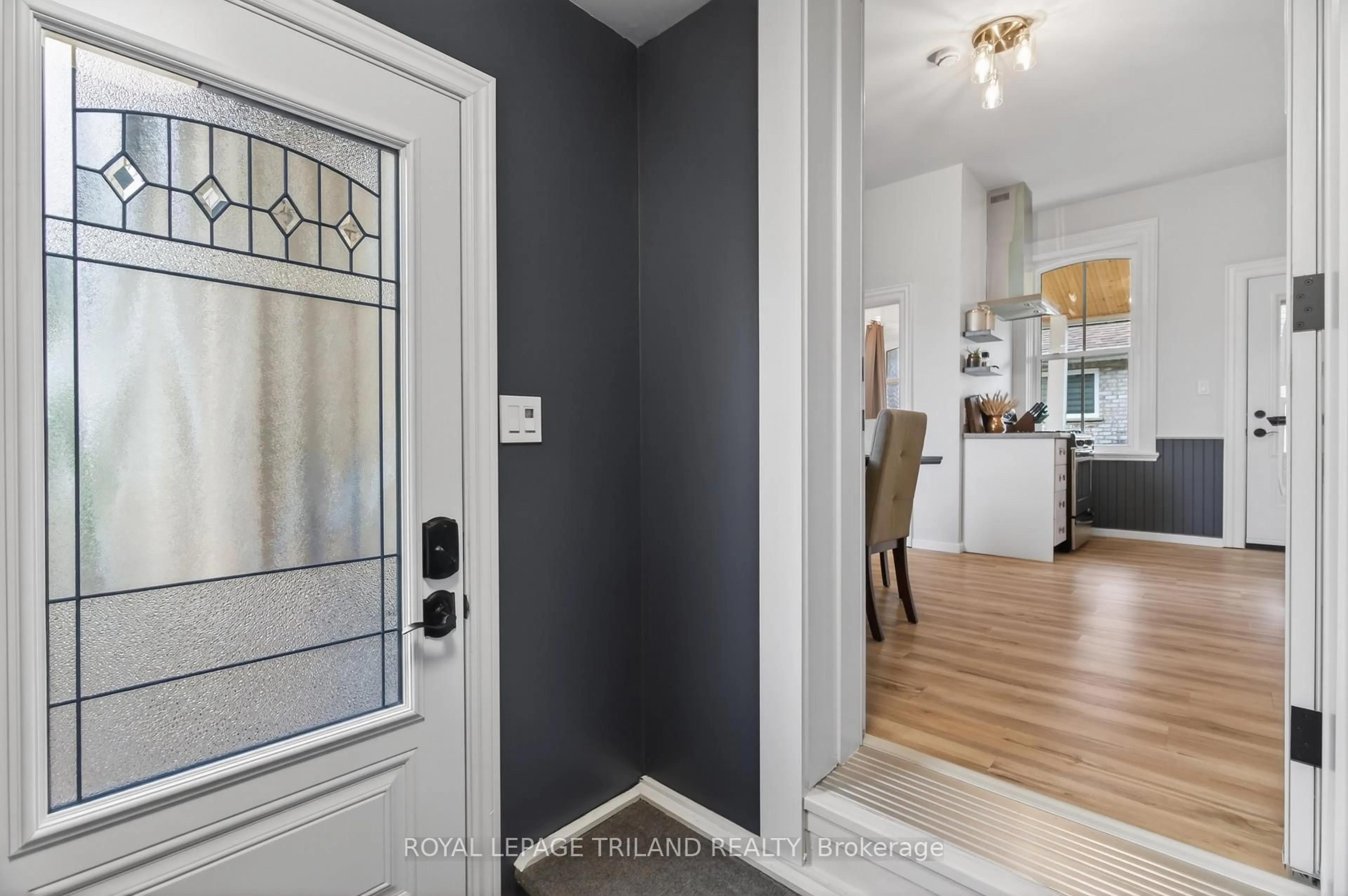 Indoor entryway for 492 Victoria St, Warwick Ontario N0M 2S0