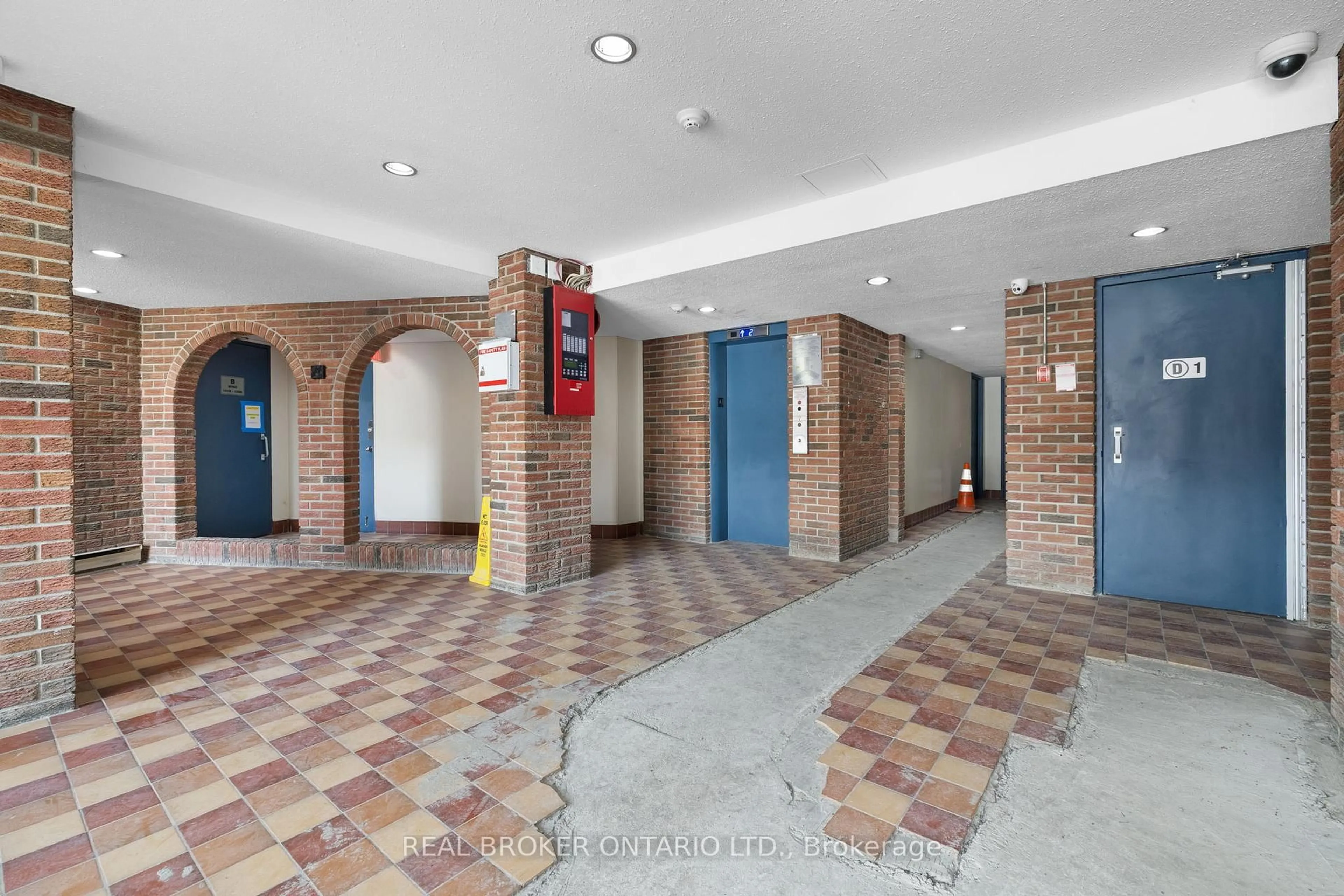 Indoor foyer for 2041 Arrowsmith Dr #103C, Ottawa Ontario K1J 7V7