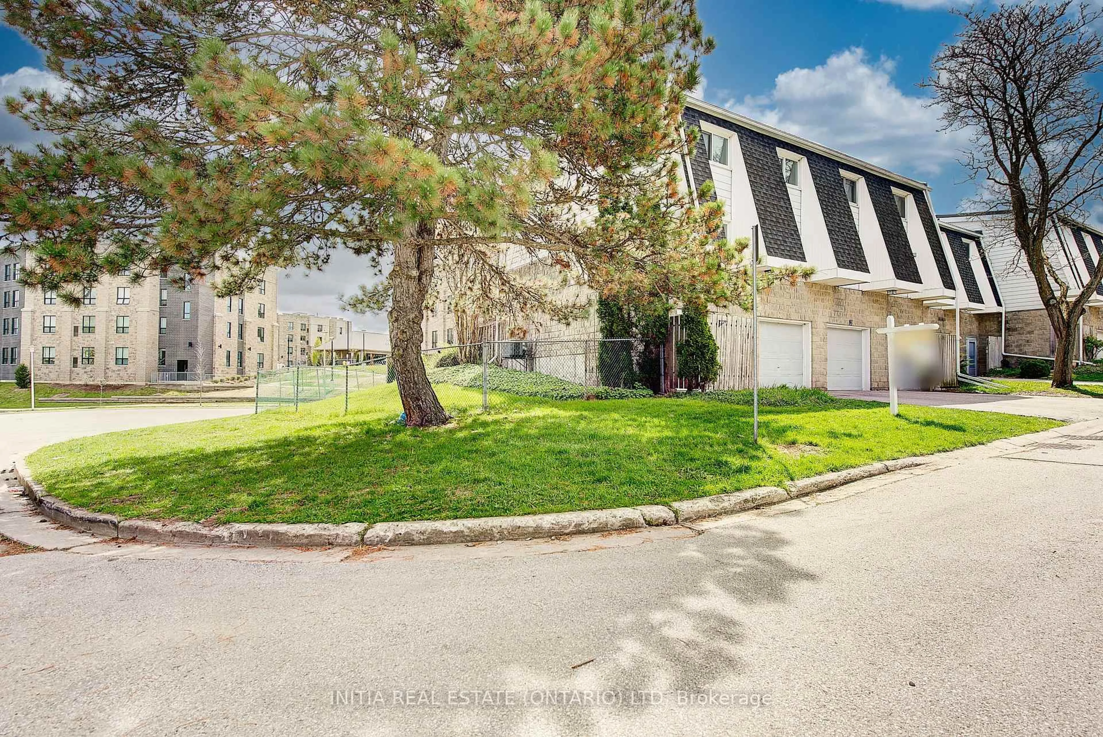 A pic from outside/outdoor area/front of a property/back of a property/a pic from drone, street for 40 Fairfax Crt #1, London North Ontario N6G 3Y3