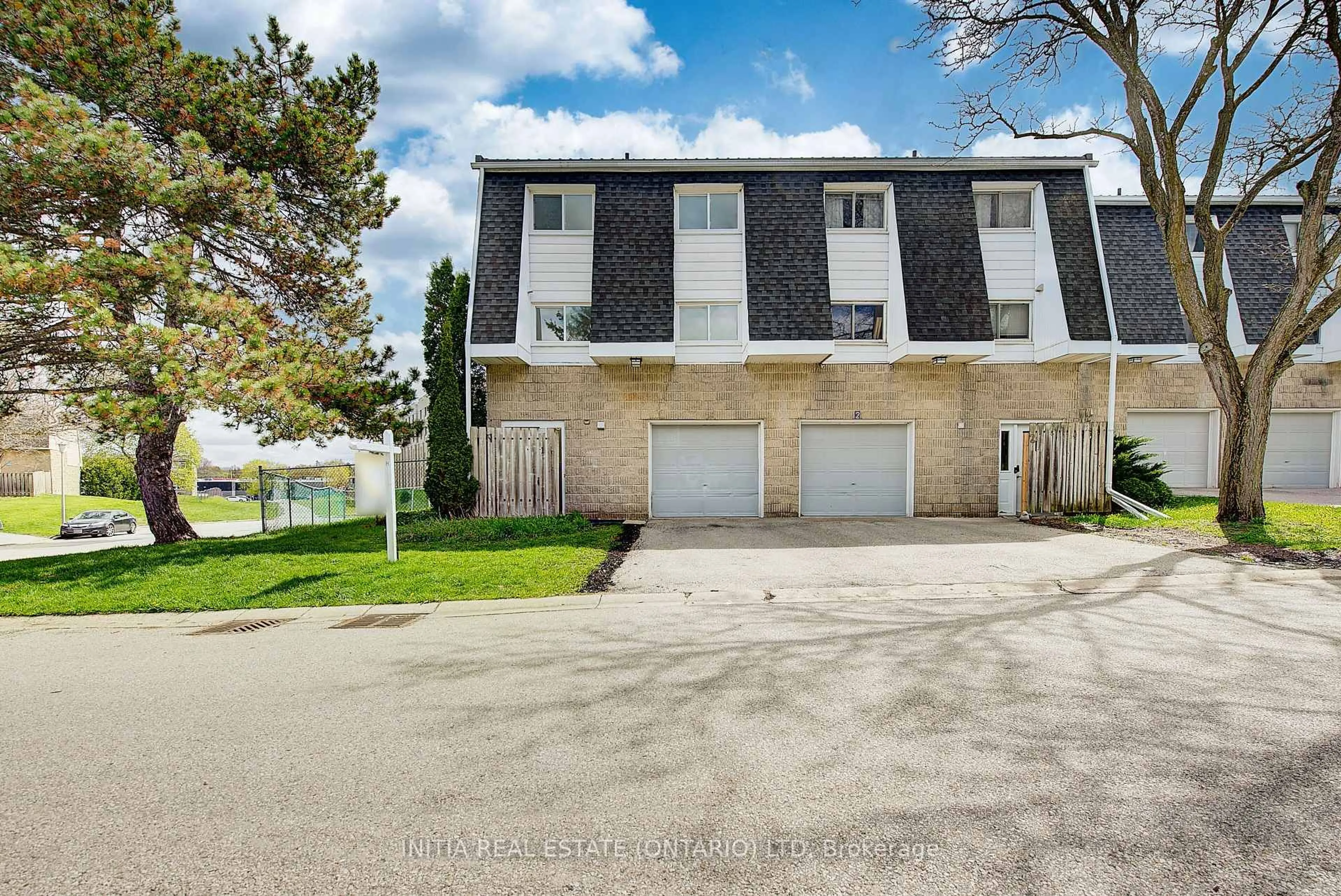 A pic from outside/outdoor area/front of a property/back of a property/a pic from drone, water/lake/river/ocean view for 40 Fairfax Crt #1, London North Ontario N6G 3Y3