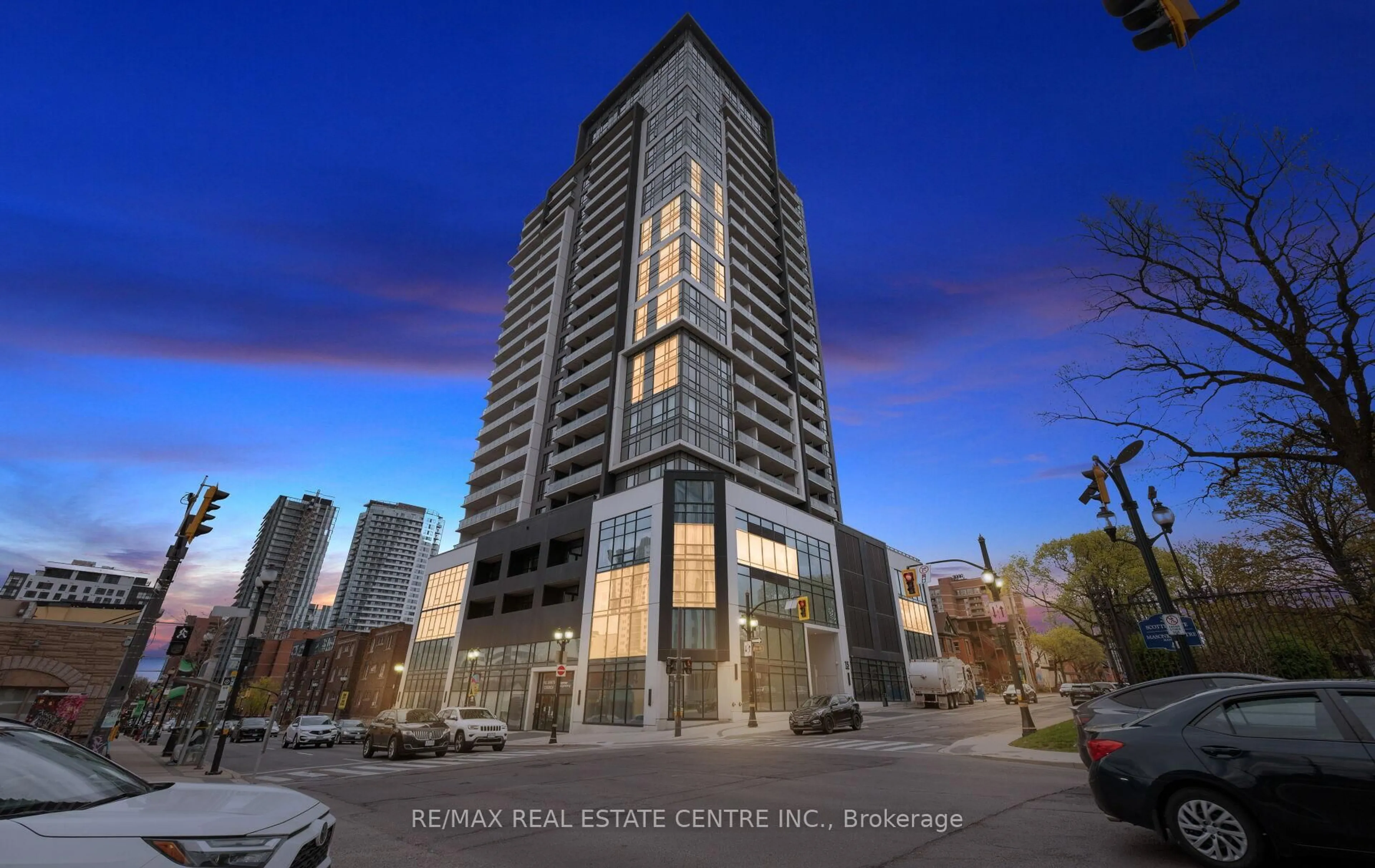Indoor foyer for 15 Queen St #2008, Hamilton Ontario L8P 0C6