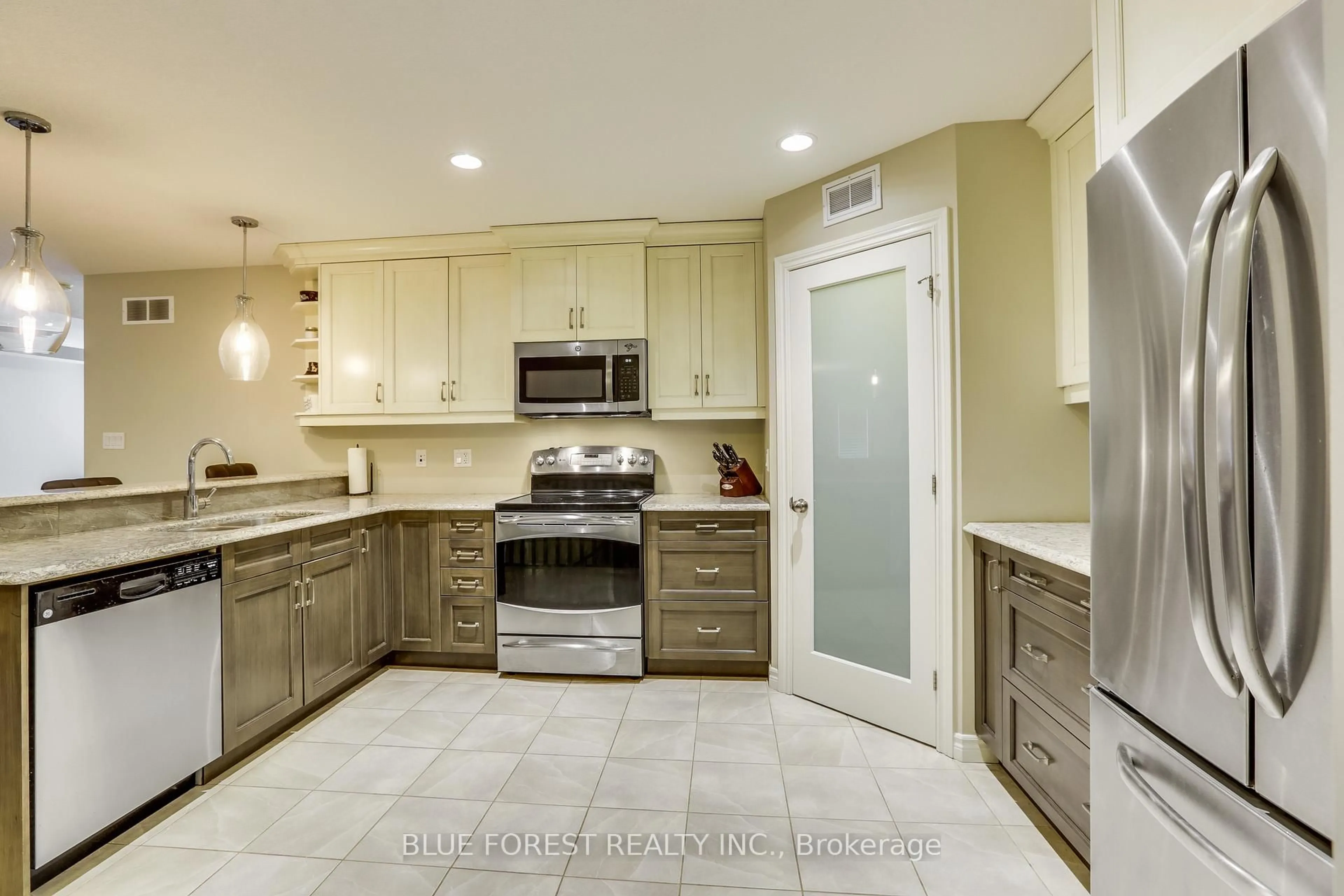 Open concept kitchen, ceramic/tile floor for 55 Chatfield St, Ingersoll Ontario N5C 0B4