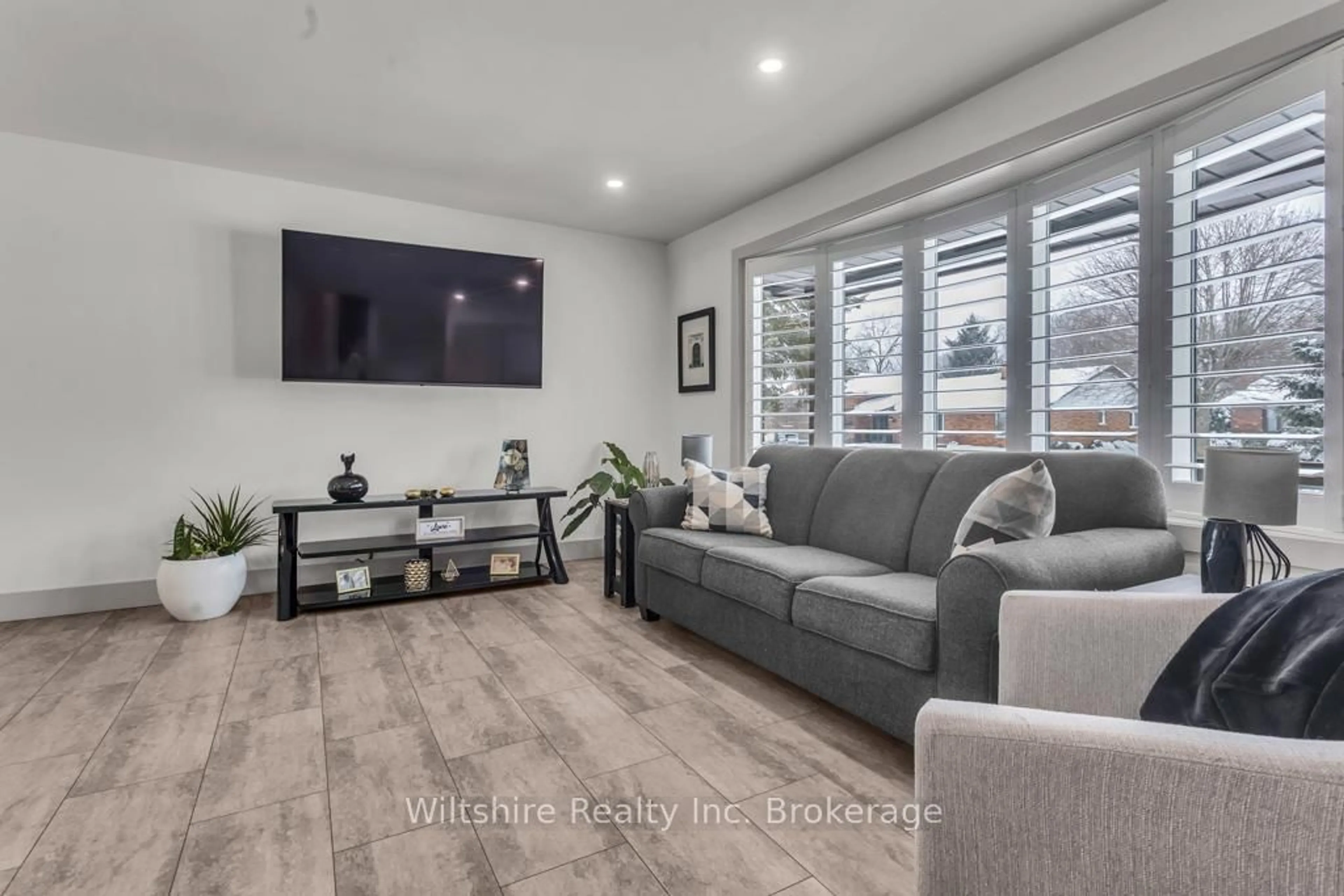 Living room with furniture, unknown for 32 Devon Crt, Tillsonburg Ontario N4G 4K6