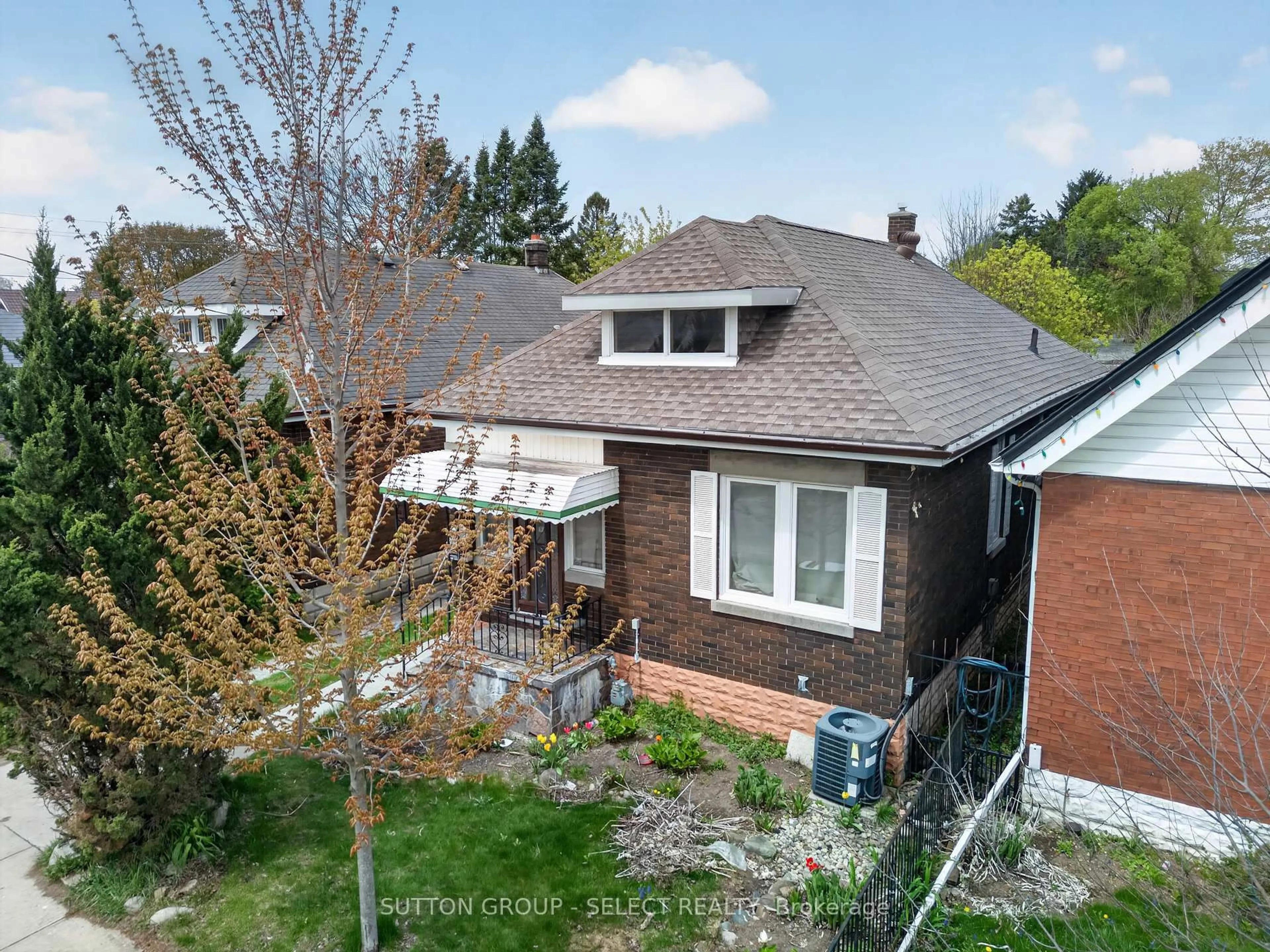 A pic from outside/outdoor area/front of a property/back of a property/a pic from drone, street for 114 Vauxhall St, London East Ontario N5Z 1B6