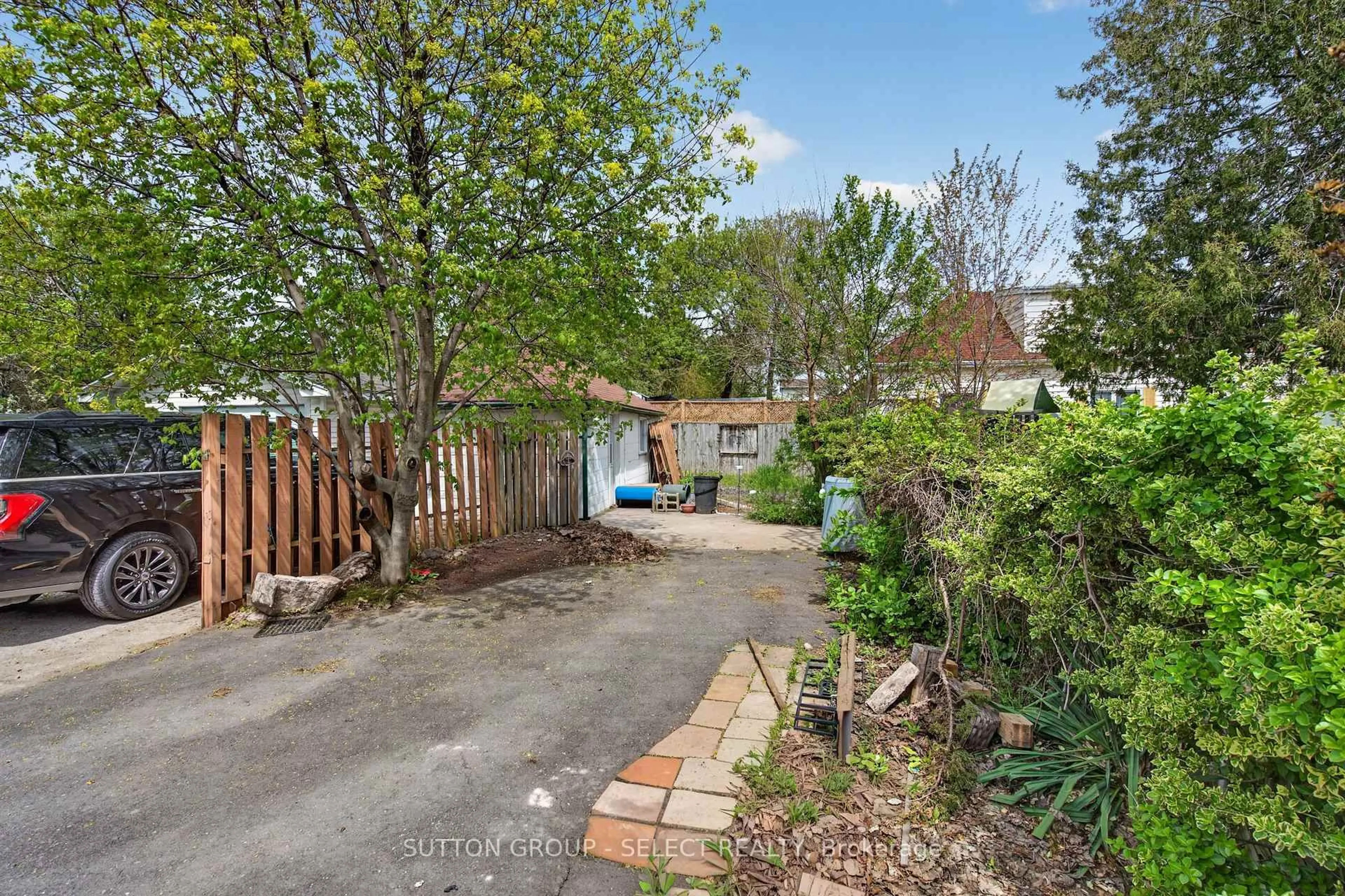 A pic from outside/outdoor area/front of a property/back of a property/a pic from drone, street for 114 Vauxhall St, London East Ontario N5Z 1B6