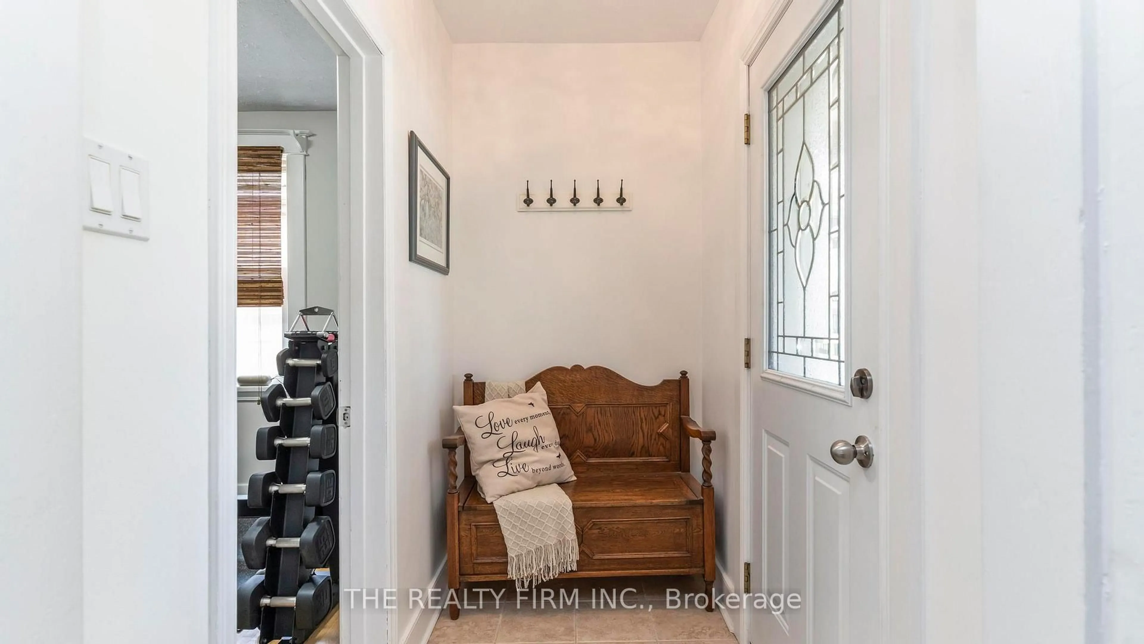 Indoor entryway for 106 Brampton Rd, London East Ontario N5Y 2C6