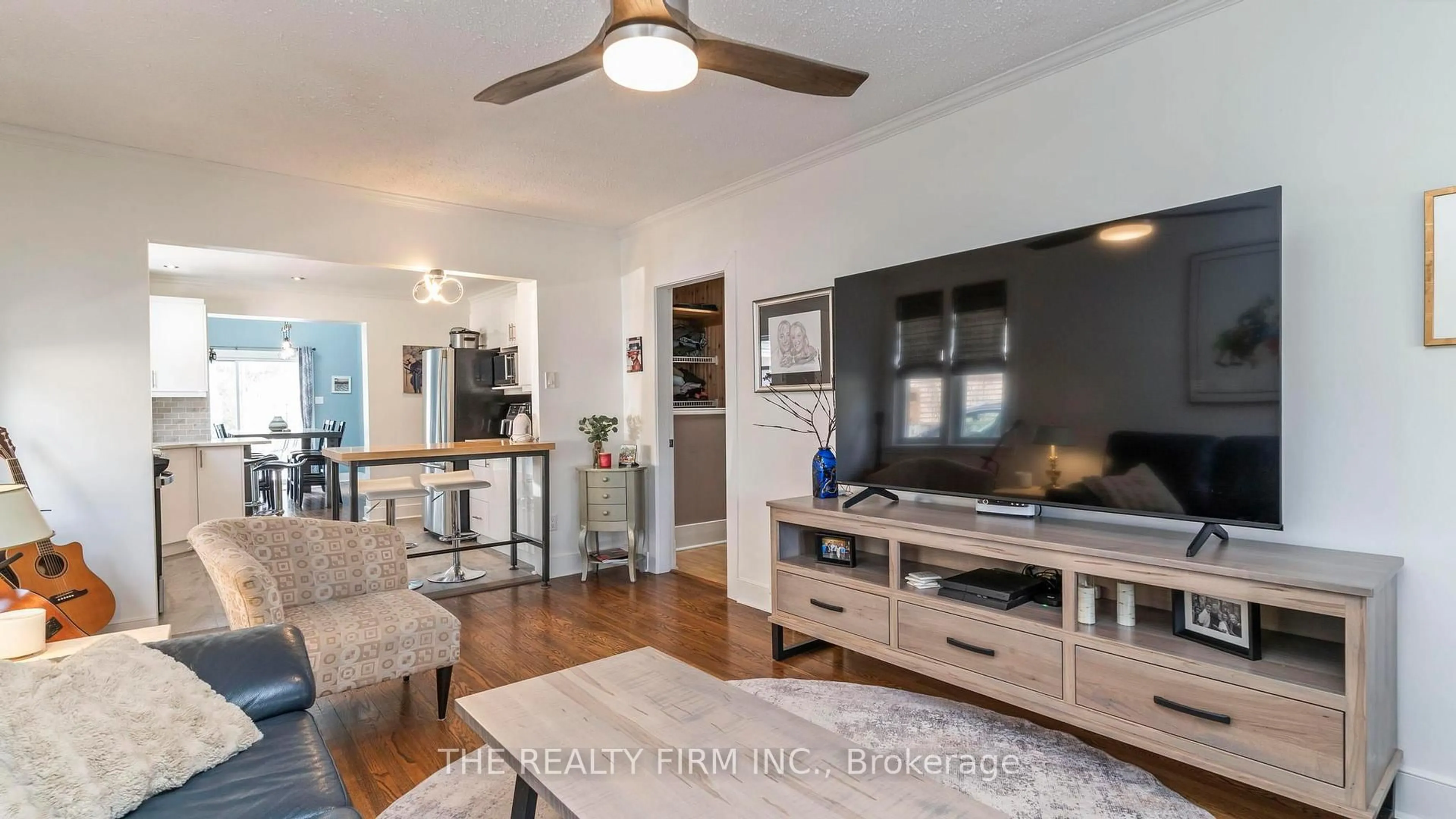 Living room with furniture, wood/laminate floor for 106 Brampton Rd, London East Ontario N5Y 2C6