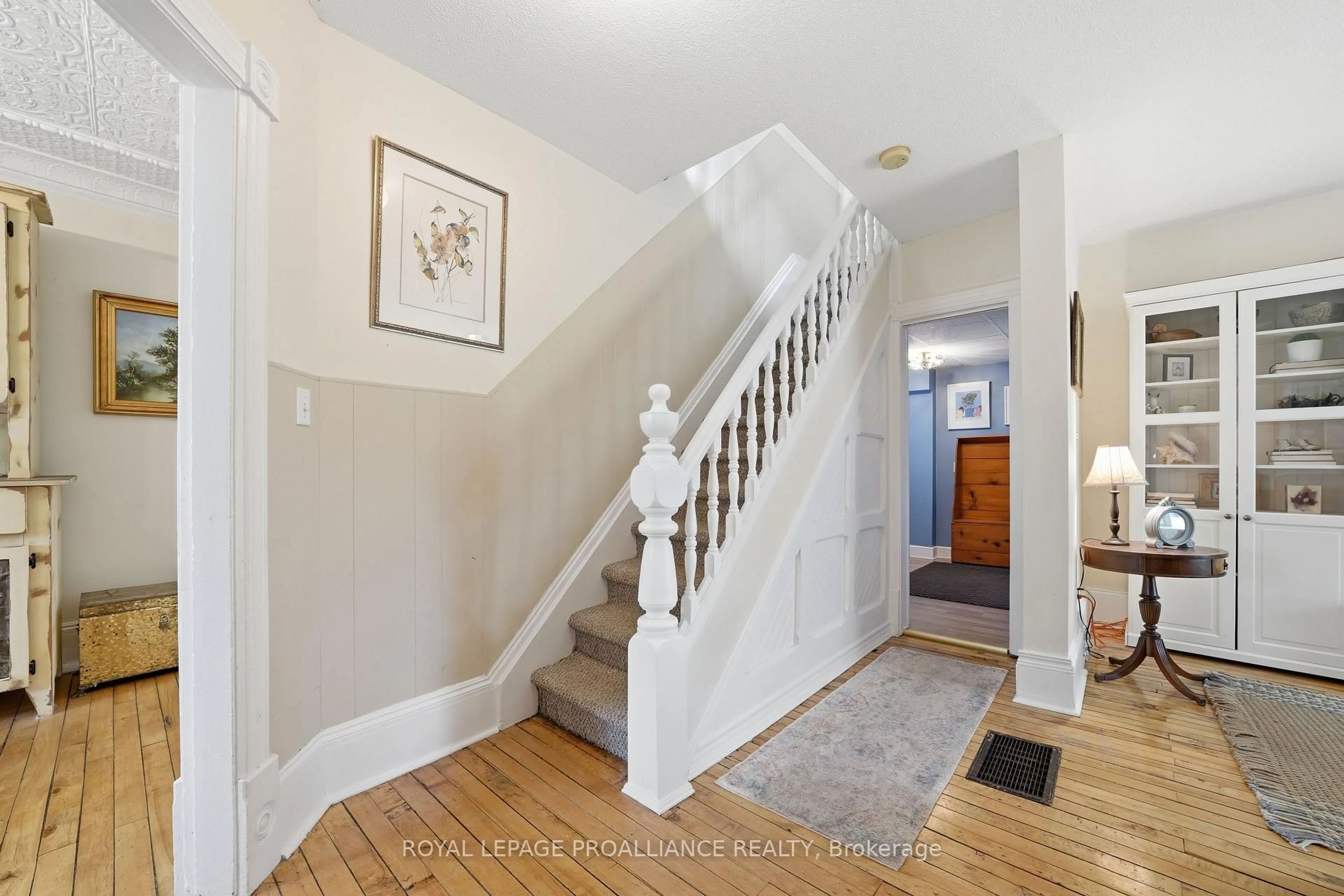 Indoor entryway for 154 St Lawrence St, Madoc Ontario K0K 2K0