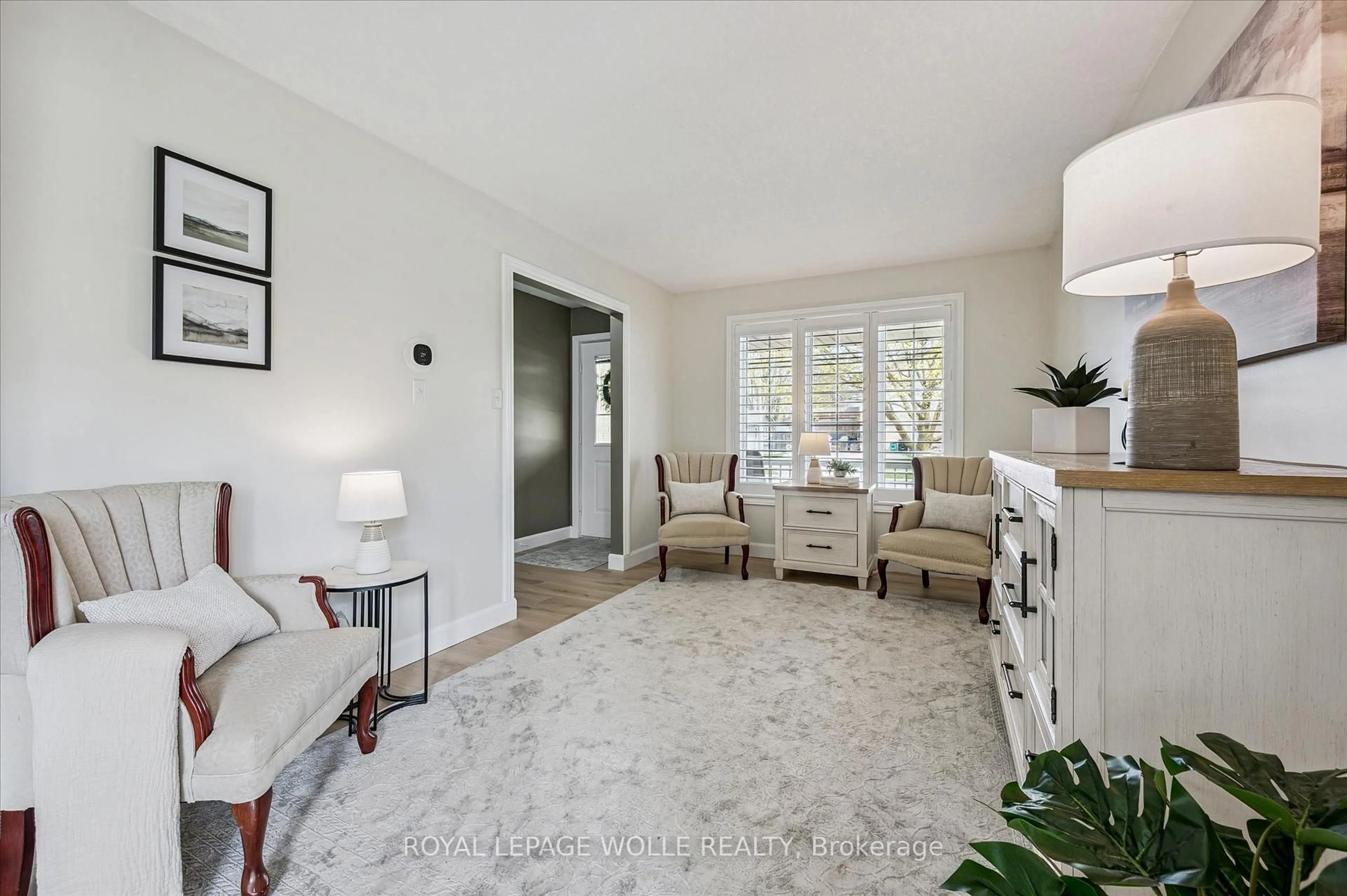 Living room with furniture, unknown for 33 Kingfisher Dr, Woolwich Ontario N3B 3K4
