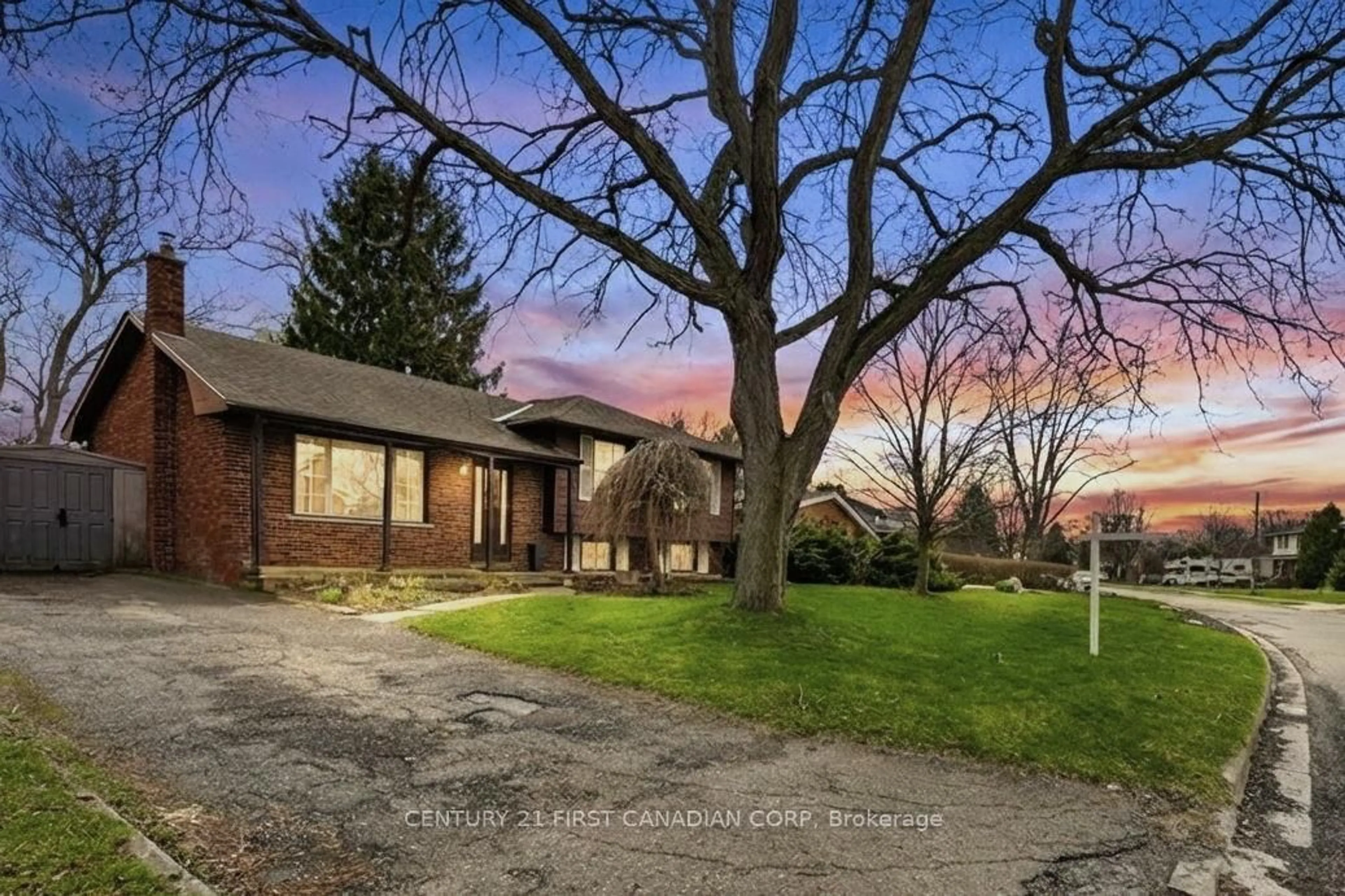 A pic from outside/outdoor area/front of a property/back of a property/a pic from drone, street for 25 Glanworth Ave, St. Thomas Ontario N5R 1E5