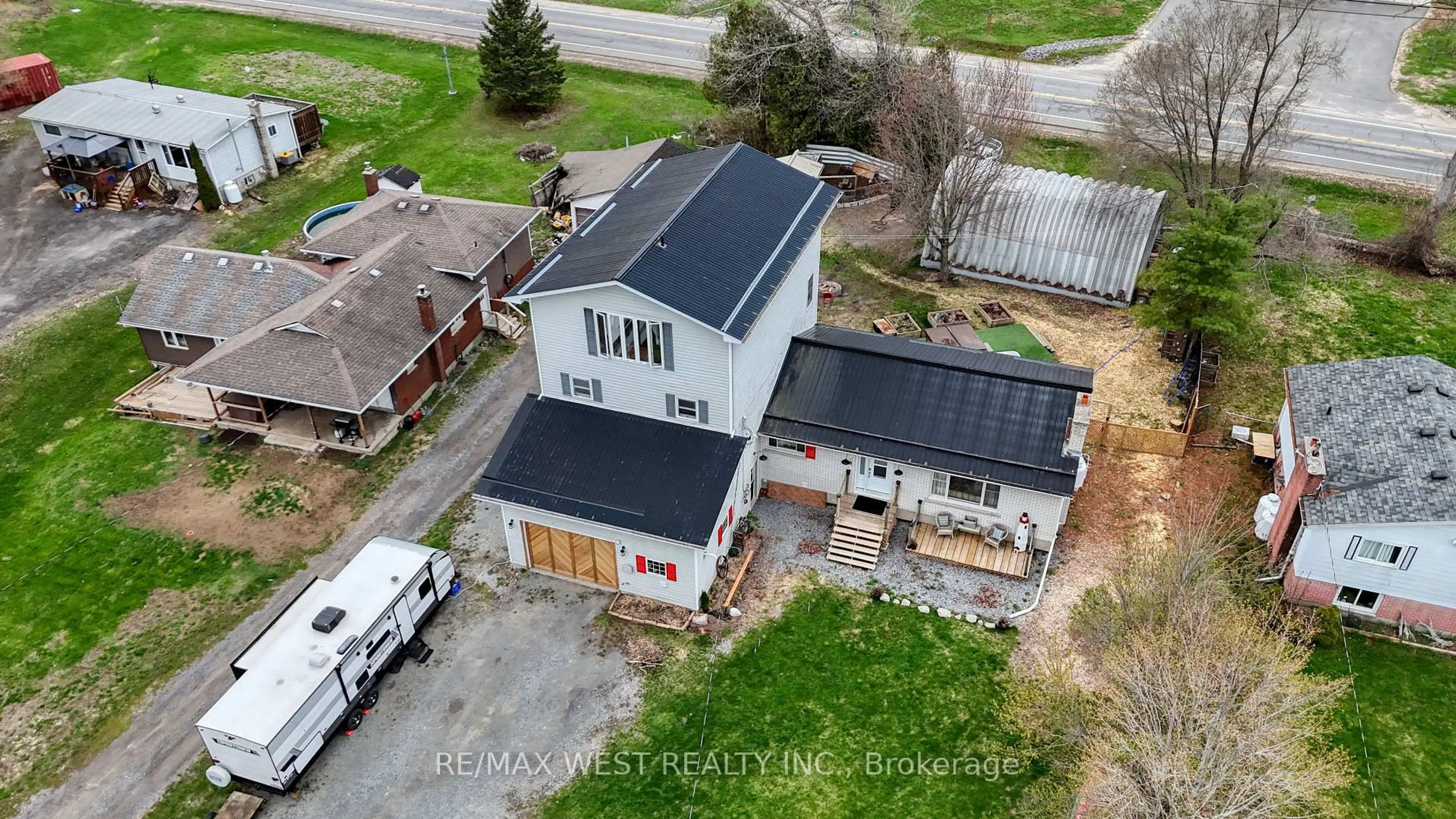 A pic from outside/outdoor area/front of a property/back of a property/a pic from drone, building for 5571 Perth Road Cres, Perth Road Ontario K0H 2L0