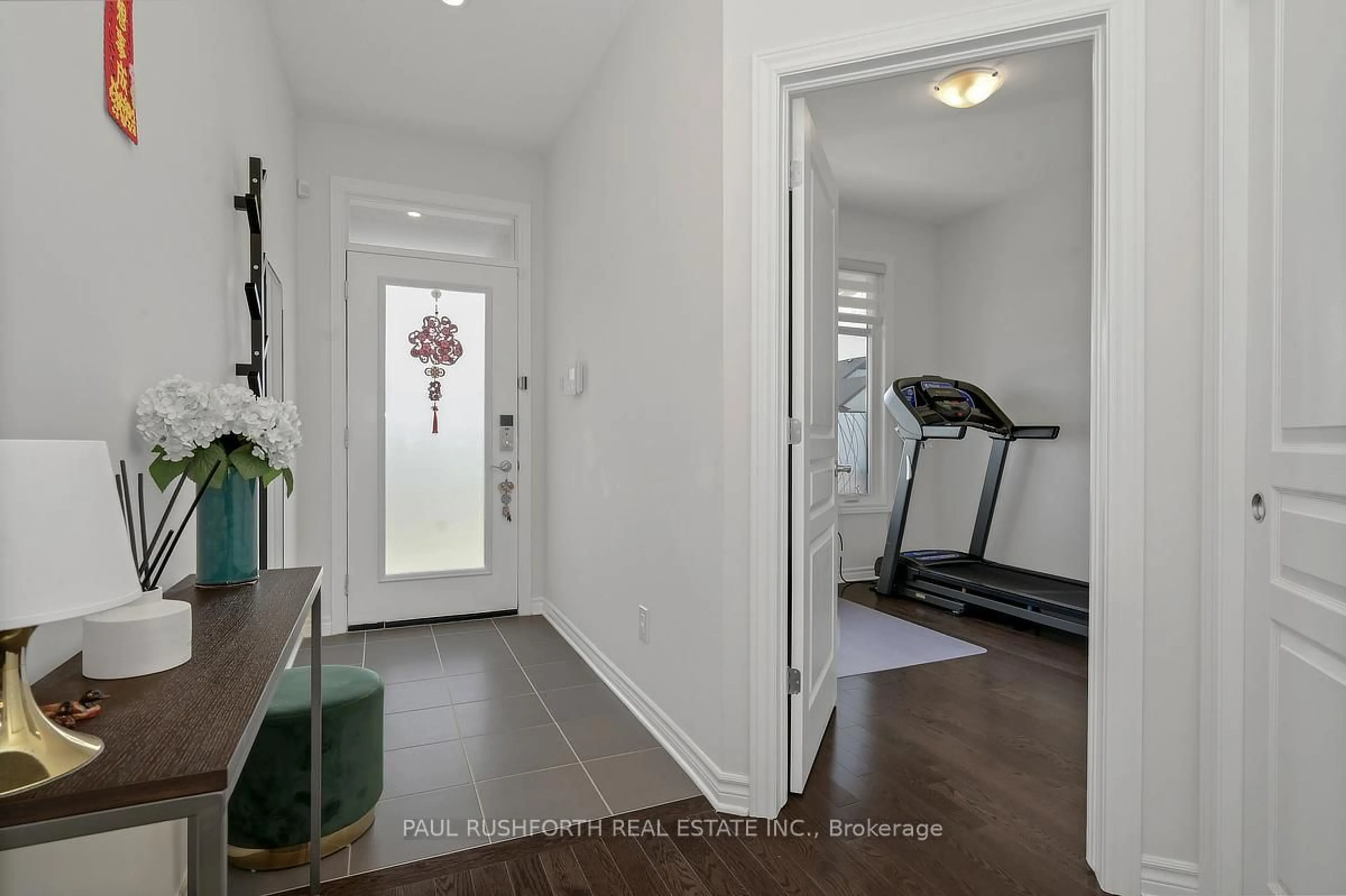 Indoor entryway for 522 Ace St, Ottawa Ontario K2V 0E8
