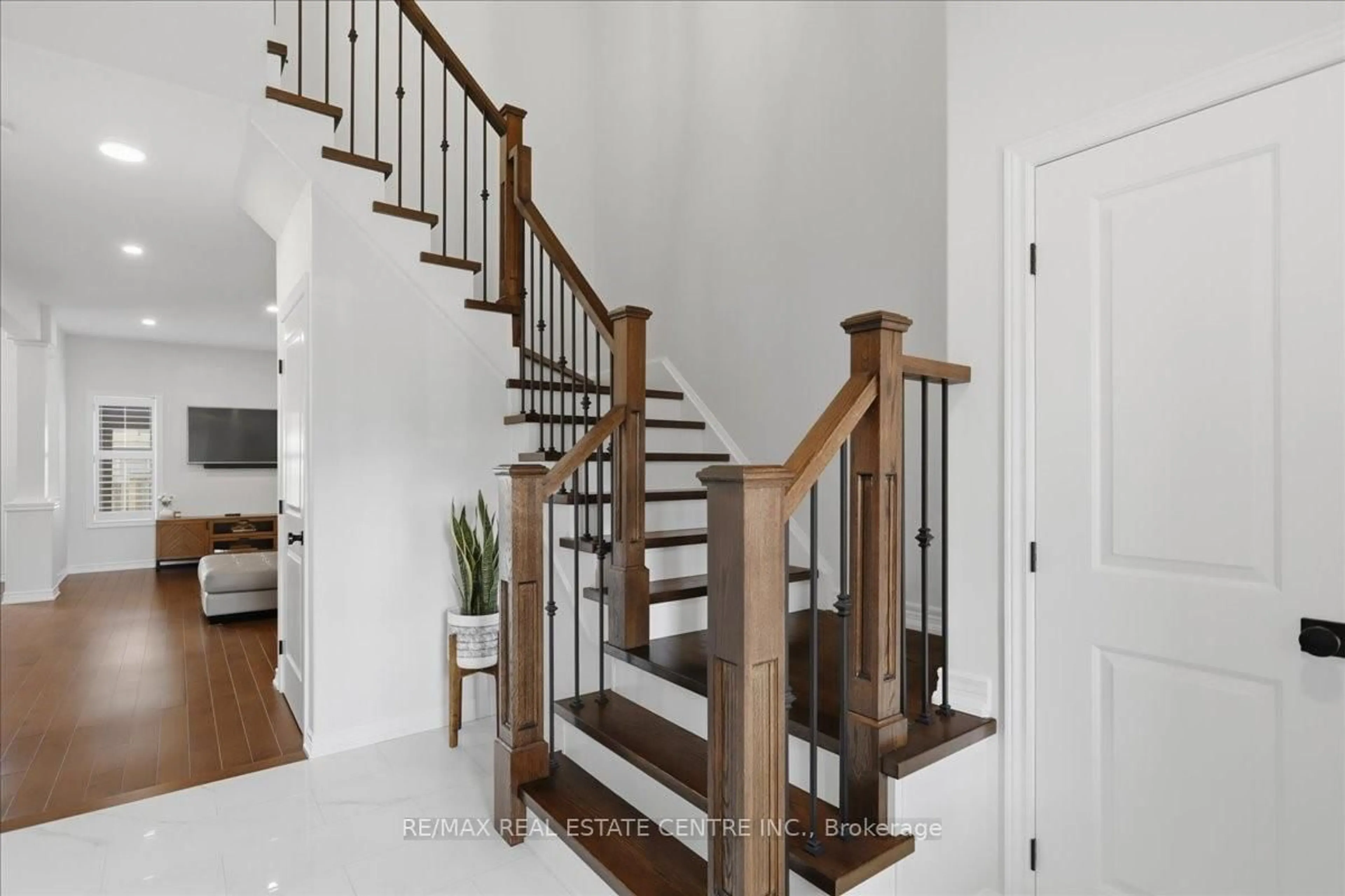 Stairs for 76 Chamomile Dr, Hamilton Ontario L8W 0C1
