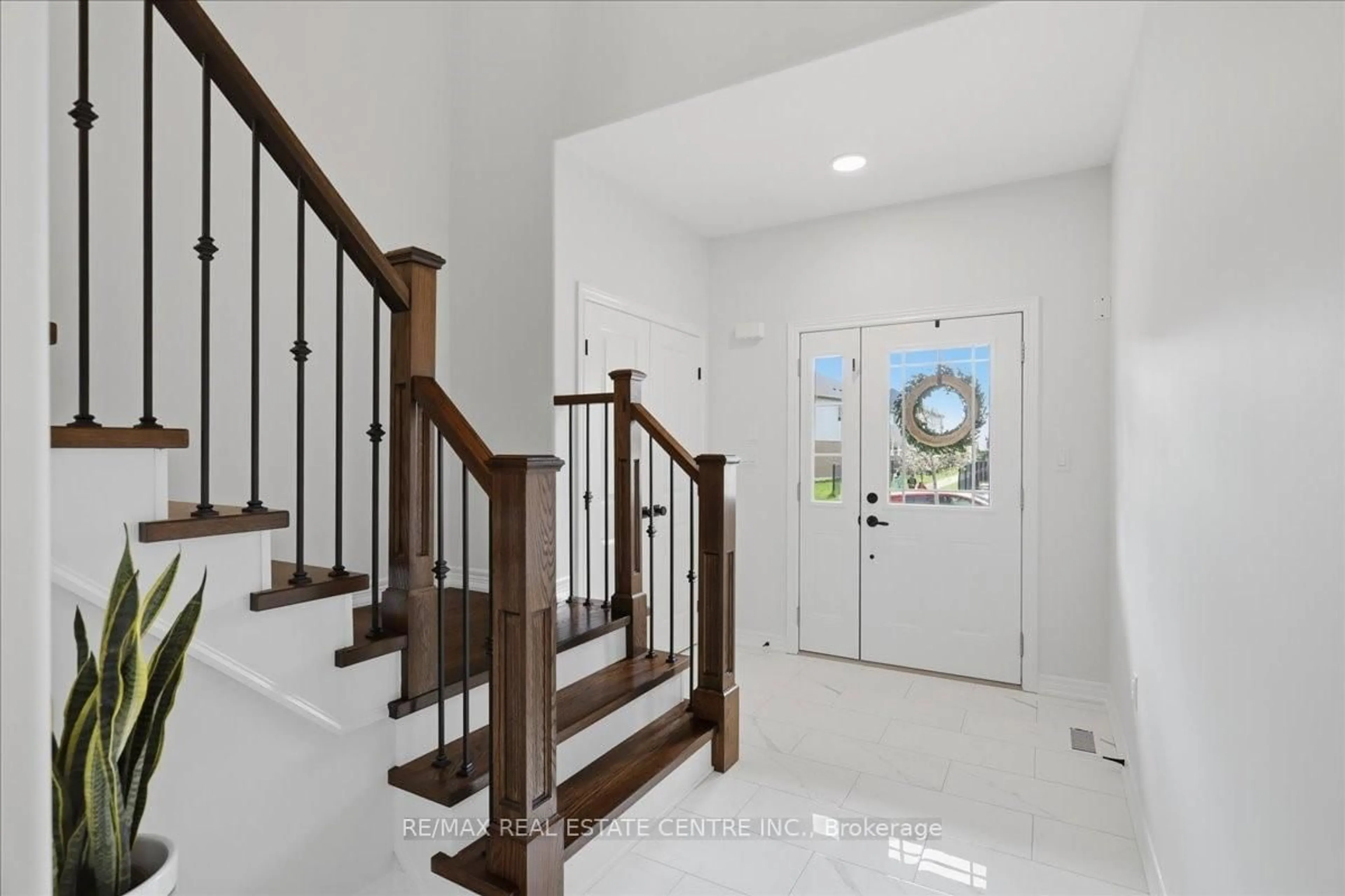 Indoor entryway for 76 Chamomile Dr, Hamilton Ontario L8W 0C1