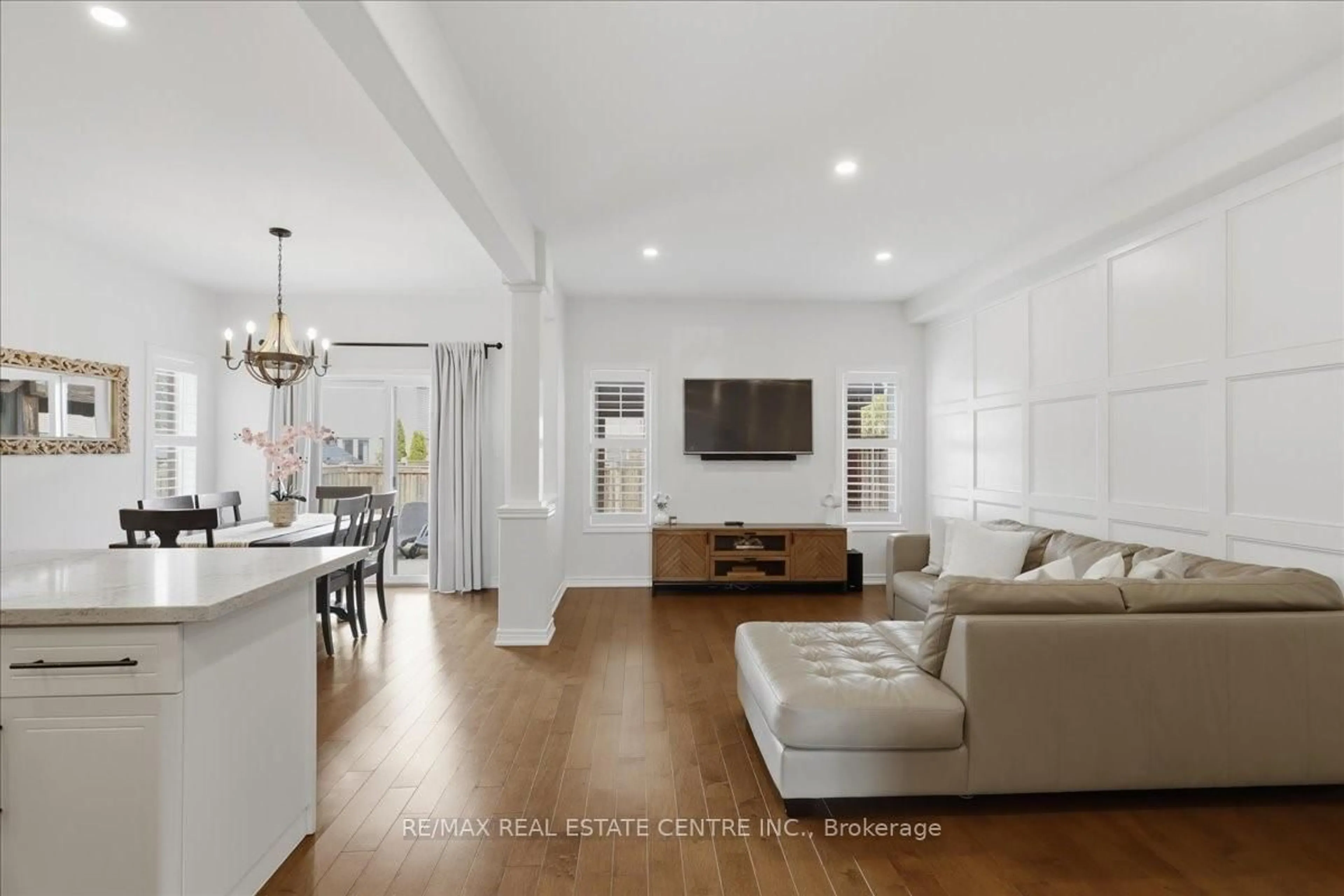 Living room with furniture, unknown for 76 Chamomile Dr, Hamilton Ontario L8W 0C1