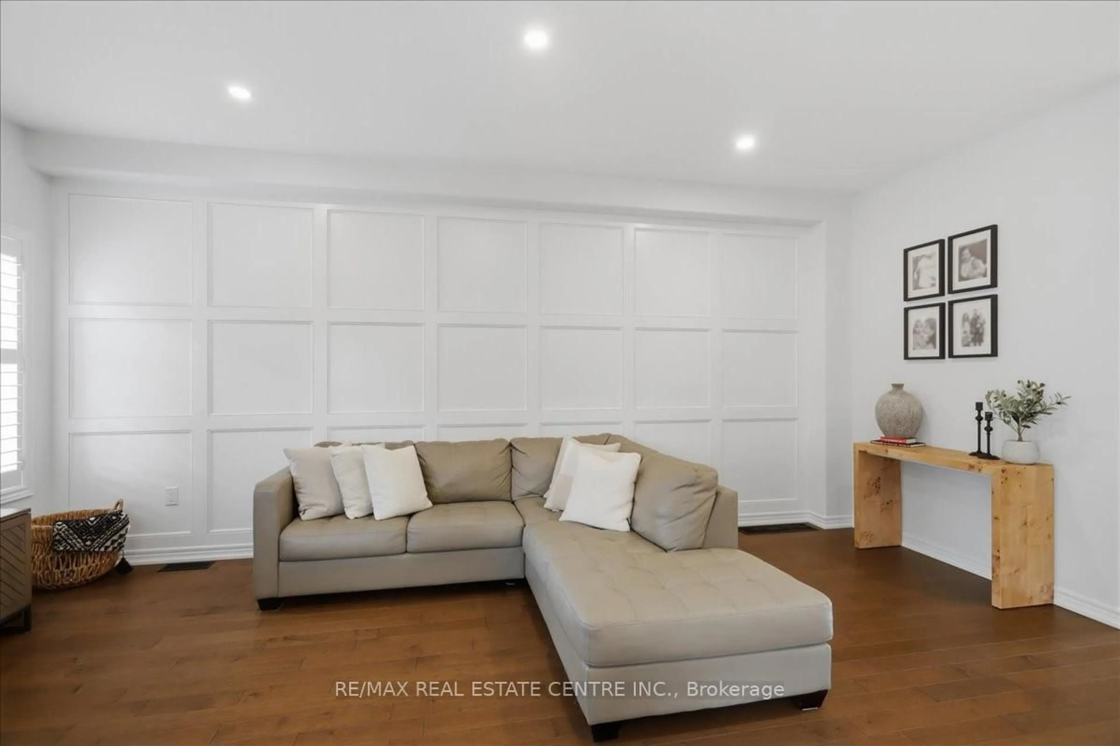 Living room with furniture, unknown for 76 Chamomile Dr, Hamilton Ontario L8W 0C1