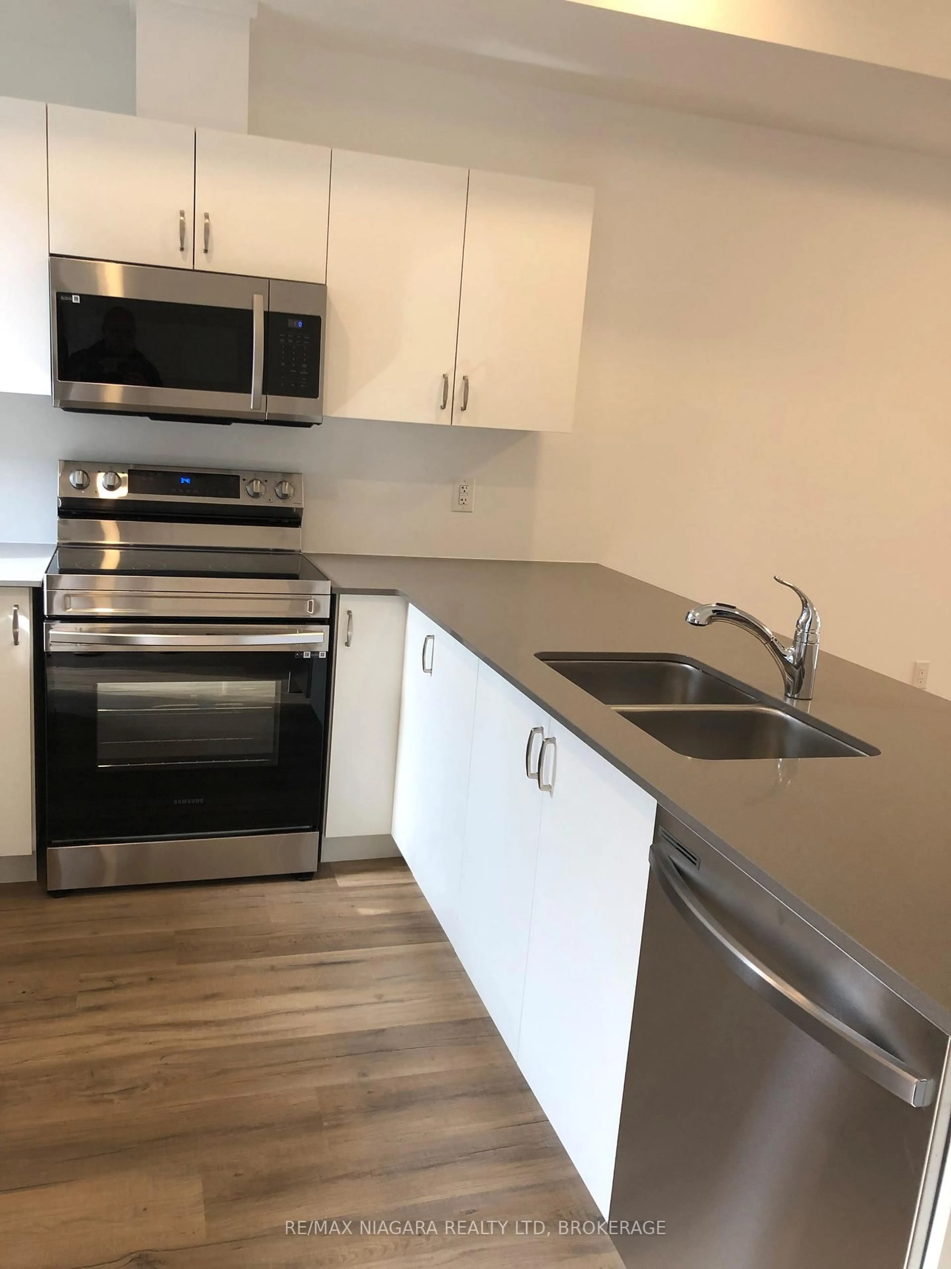 Standard kitchen, unknown for 781 Clare Ave #122, Welland Ontario L3C 0K1