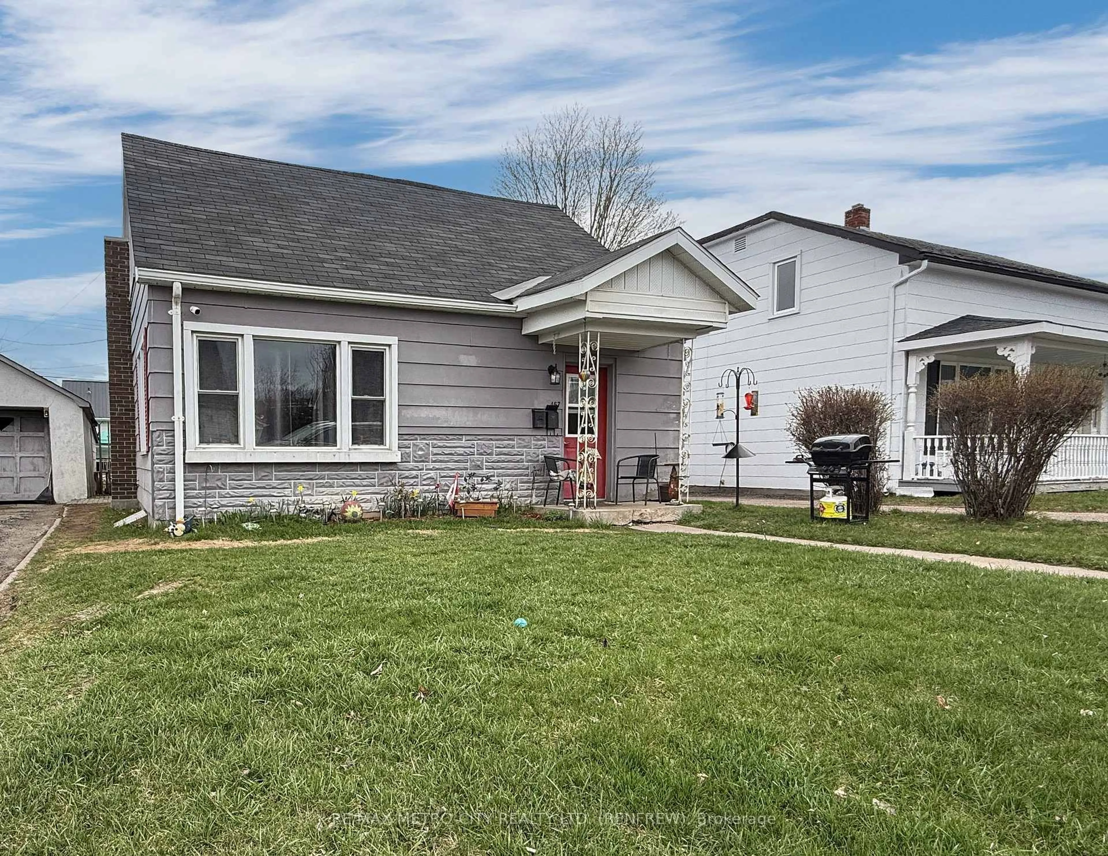 Home with vinyl exterior material, street for 467 Dominion St, Renfrew Ontario K7V 1H5