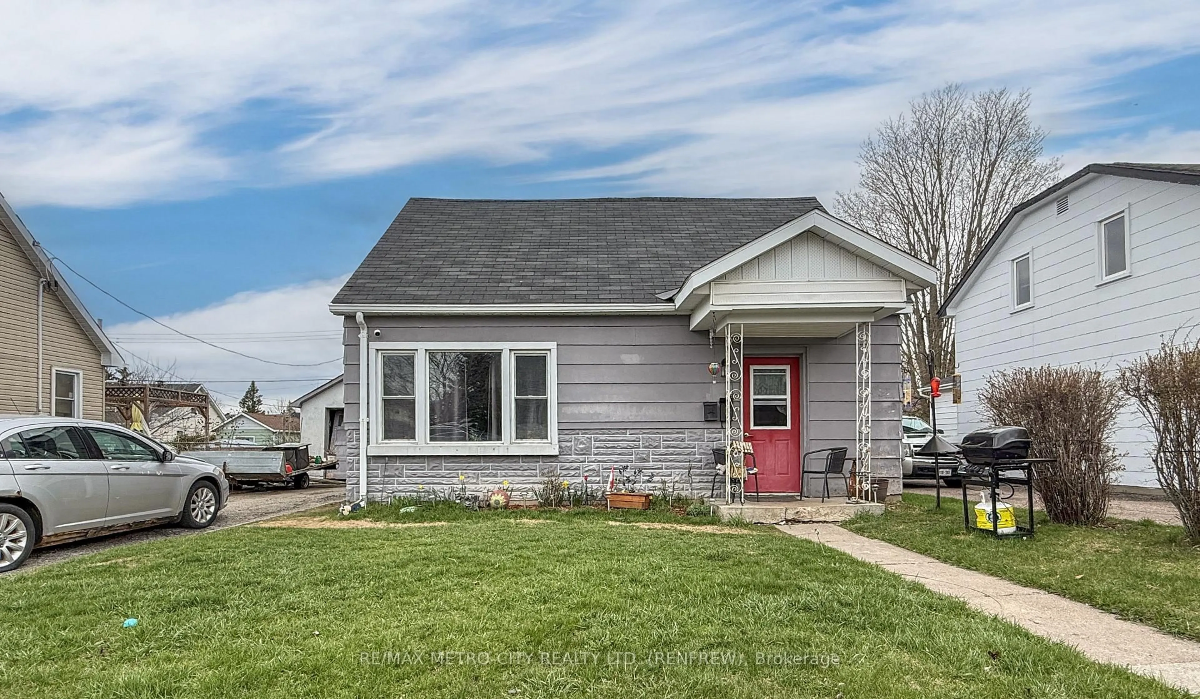 Home with vinyl exterior material, street for 467 Dominion St, Renfrew Ontario K7V 1H5