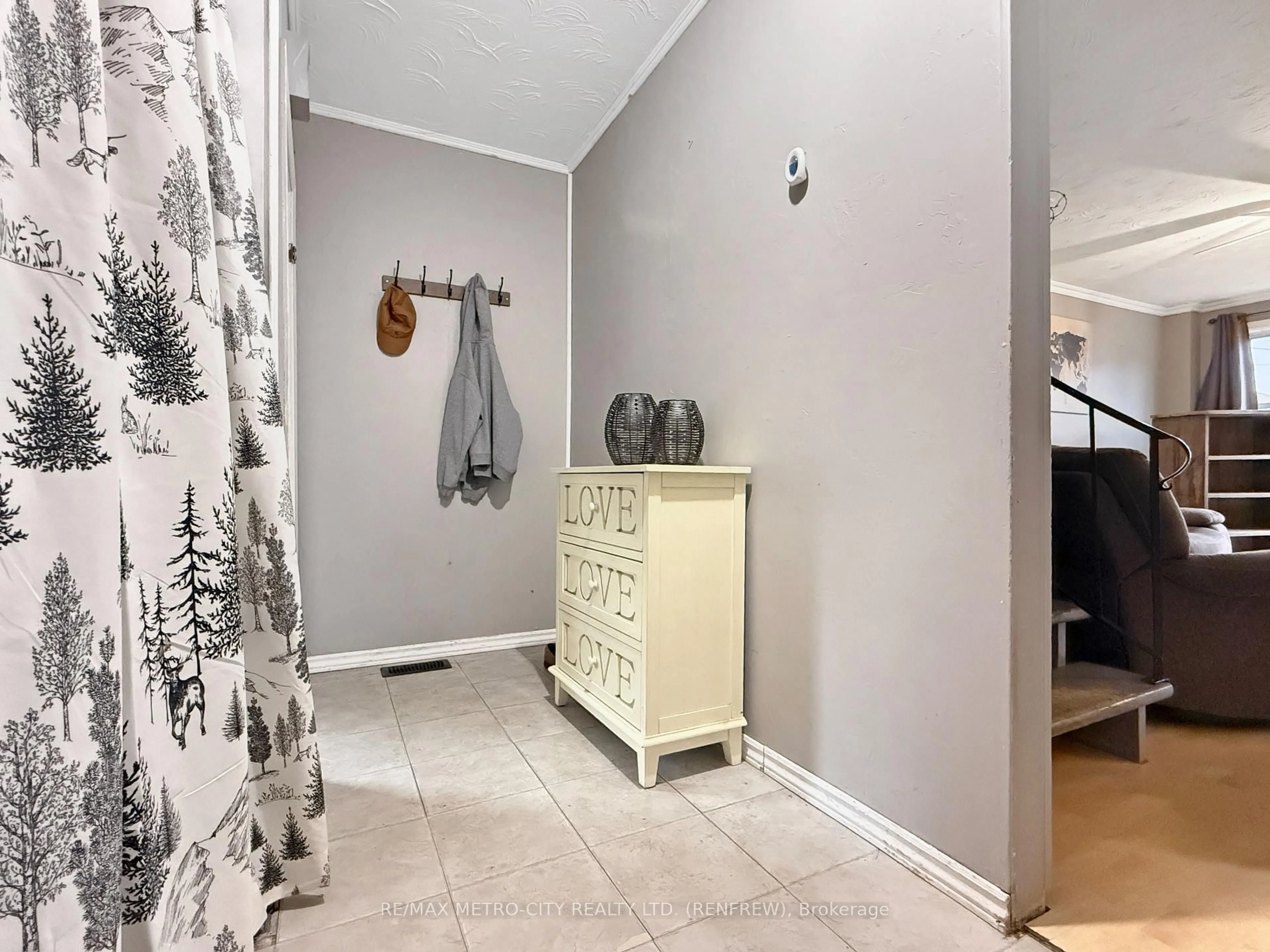 Indoor entryway for 467 Dominion St, Renfrew Ontario K7V 1H5