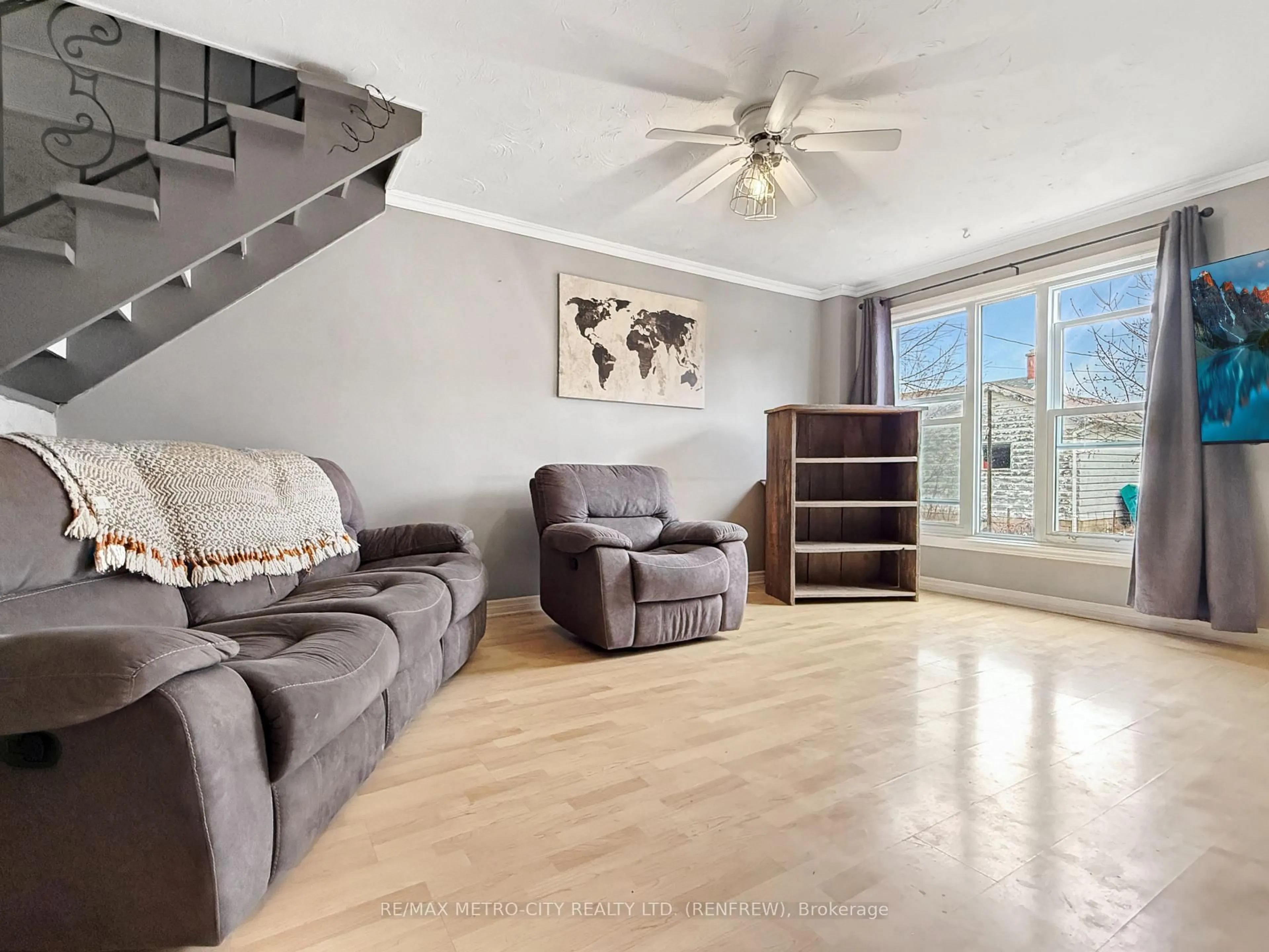 Living room with furniture, unknown for 467 Dominion St, Renfrew Ontario K7V 1H5