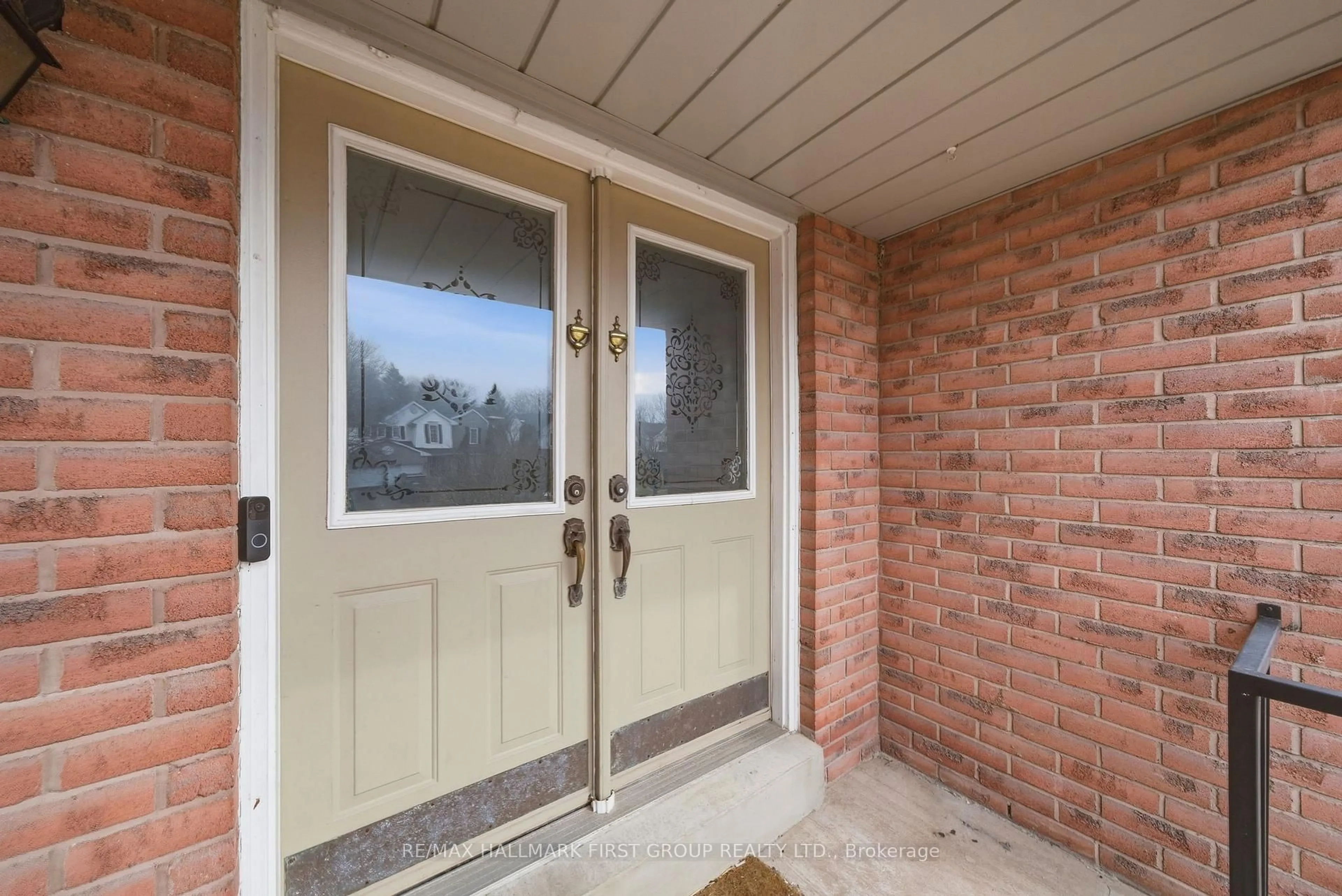 Indoor entryway for 964 Frei St, Cobourg Ontario K9A 5L5