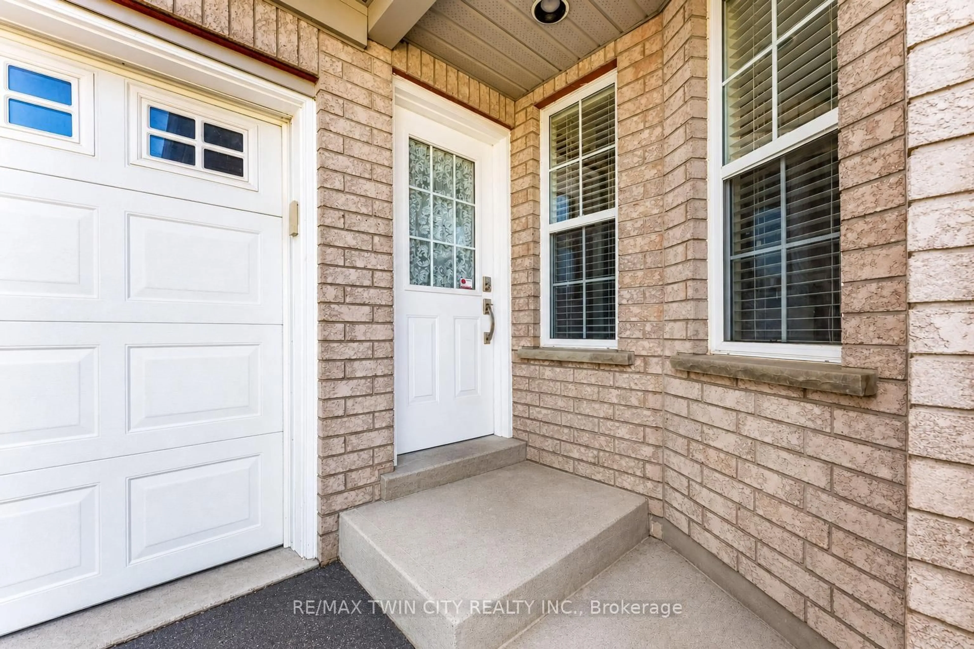 Indoor entryway for 550 Dansbury Dr, Waterloo Ontario N2K 4E2