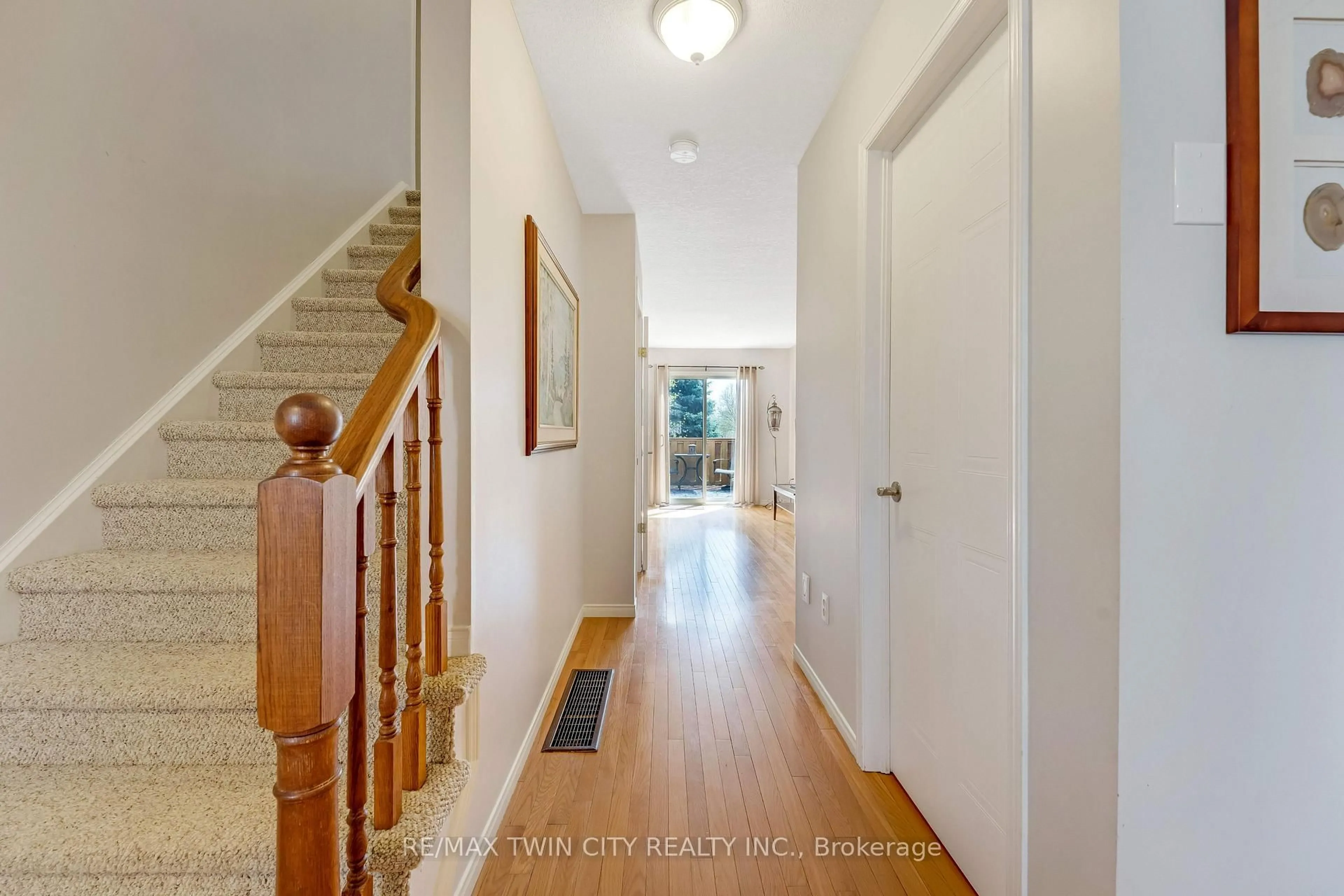 Indoor foyer for 550 Dansbury Dr, Waterloo Ontario N2K 4E2