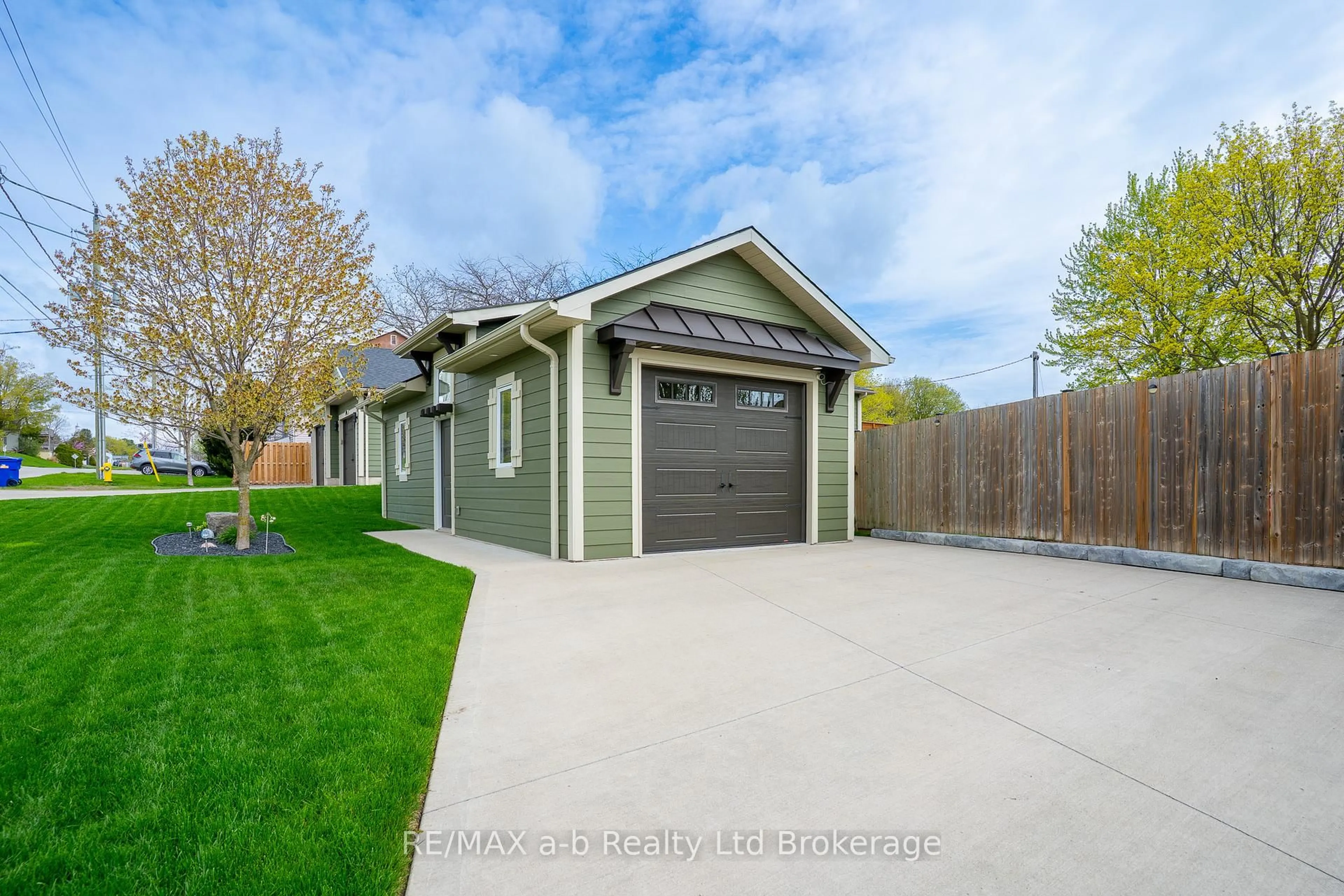 Indoor garage for 136 Maple Lane, Tillsonburg Ontario N4G 2Y9
