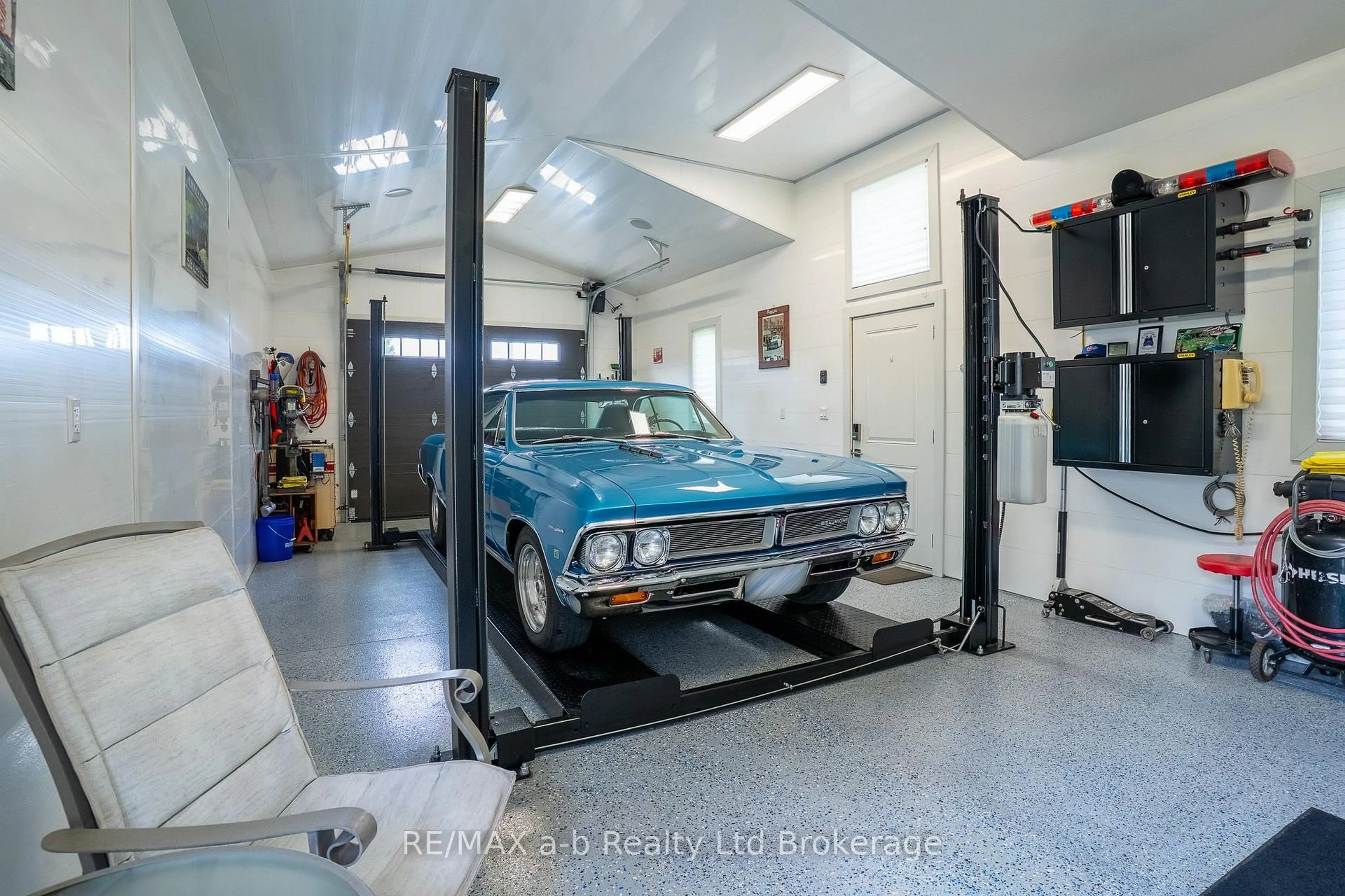 Indoor garage for 136 Maple Lane, Tillsonburg Ontario N4G 2Y9