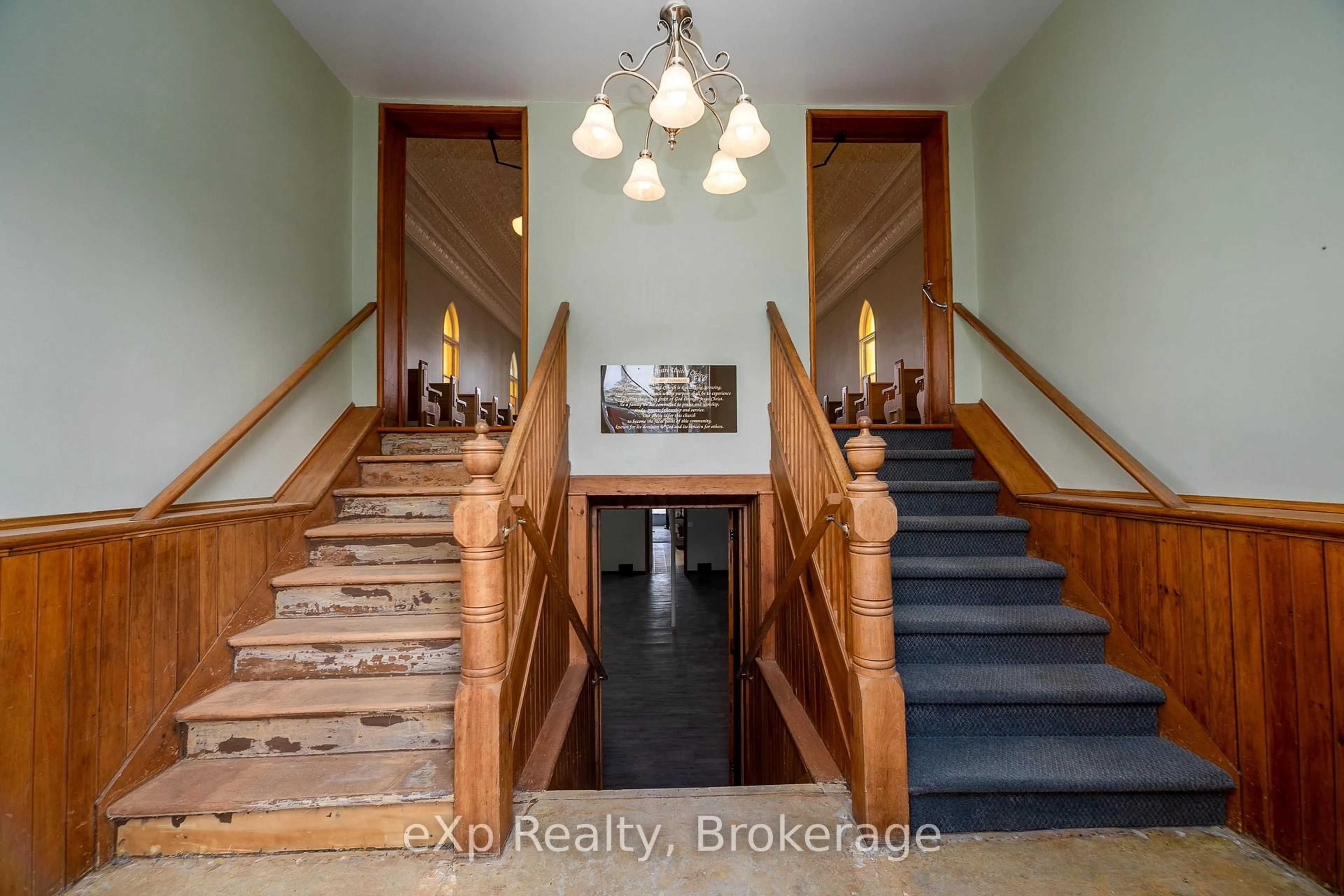 Indoor foyer for 776839 Highway 10, Chatsworth Ontario N0H 1R0
