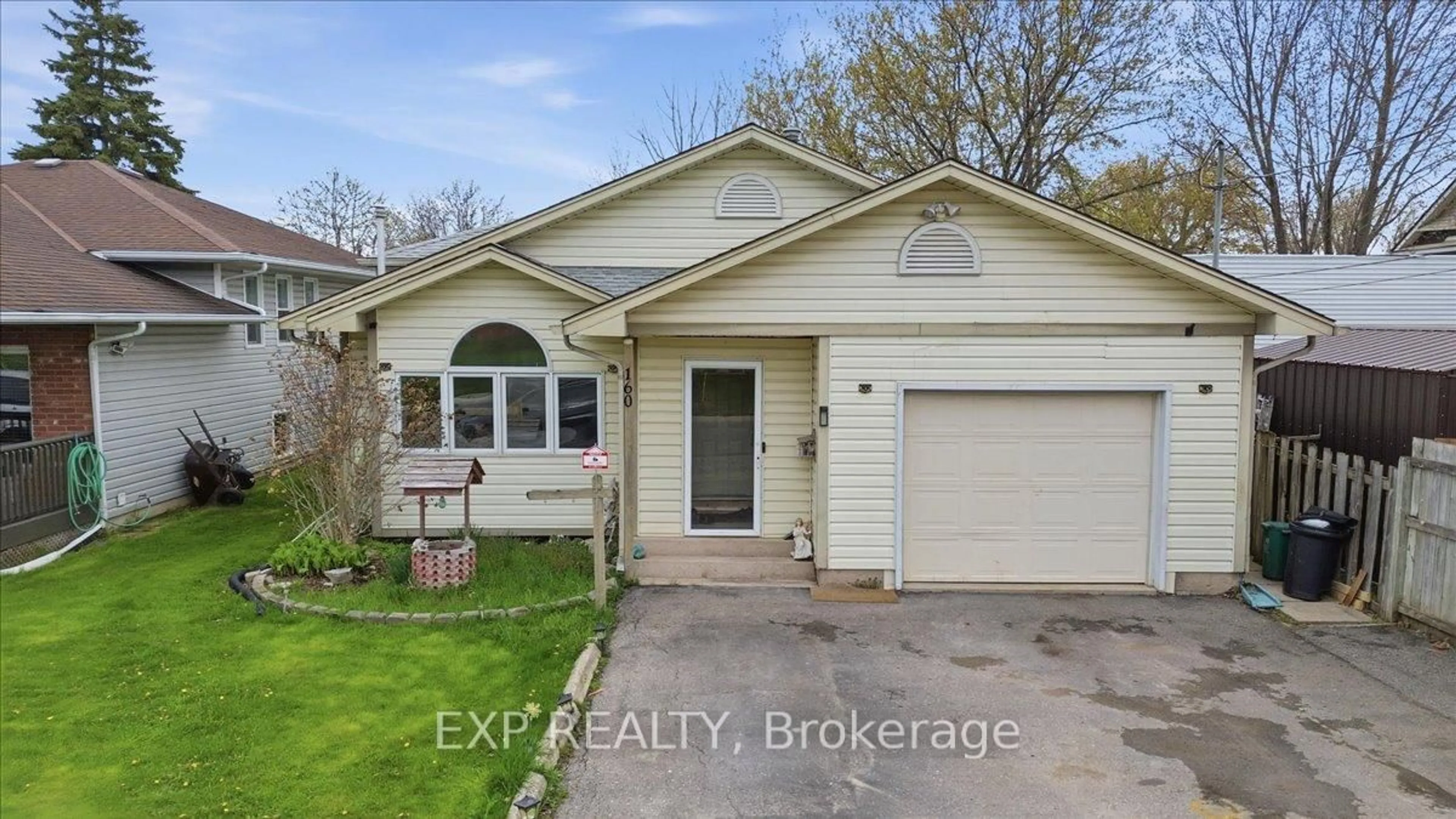 Home with vinyl exterior material, street for 160 Davis St, Port Colborne Ontario L3K 1Z1