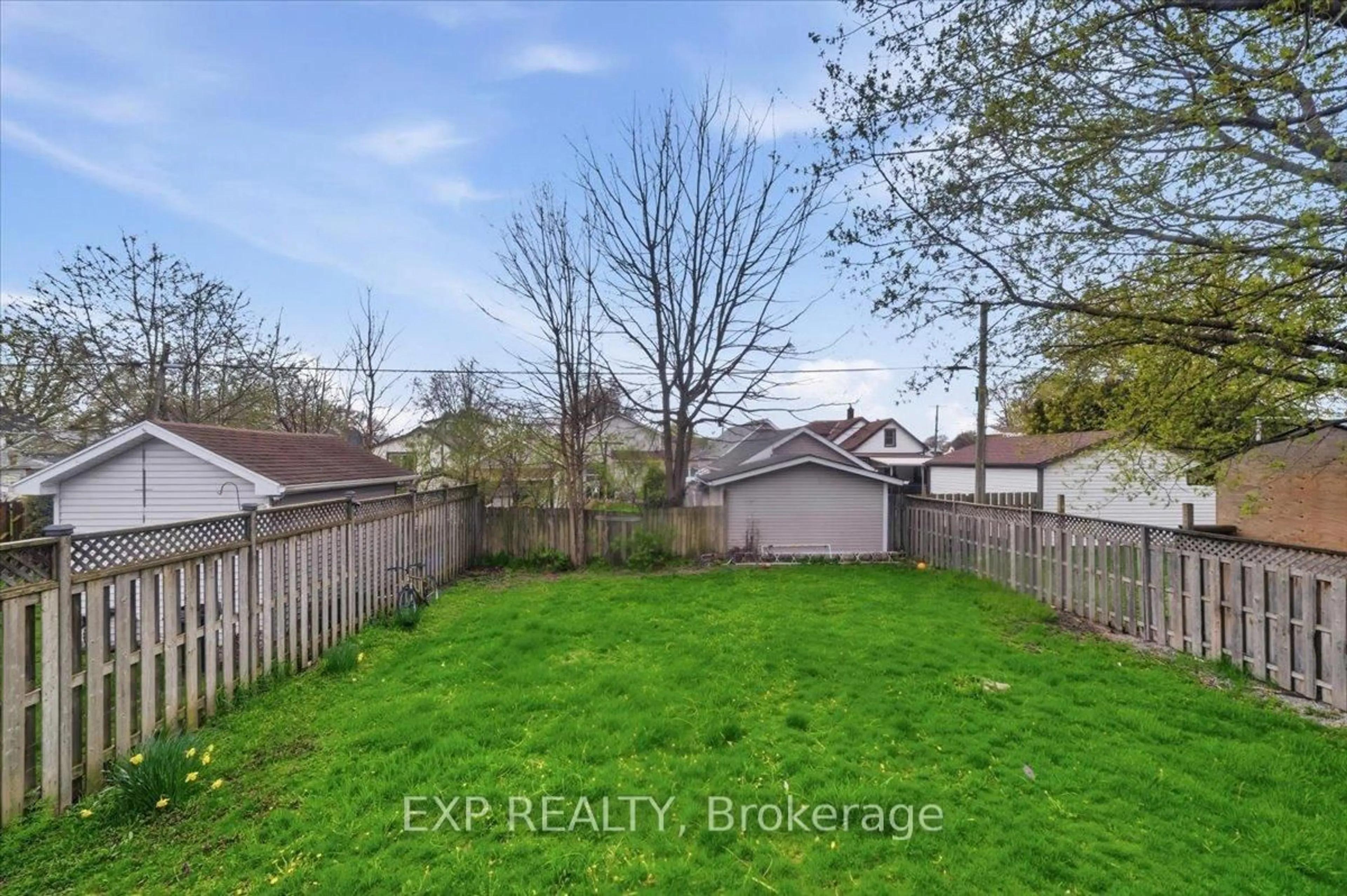 A pic from outside/outdoor area/front of a property/back of a property/a pic from drone, unknown for 160 Davis St, Port Colborne Ontario L3K 1Z1